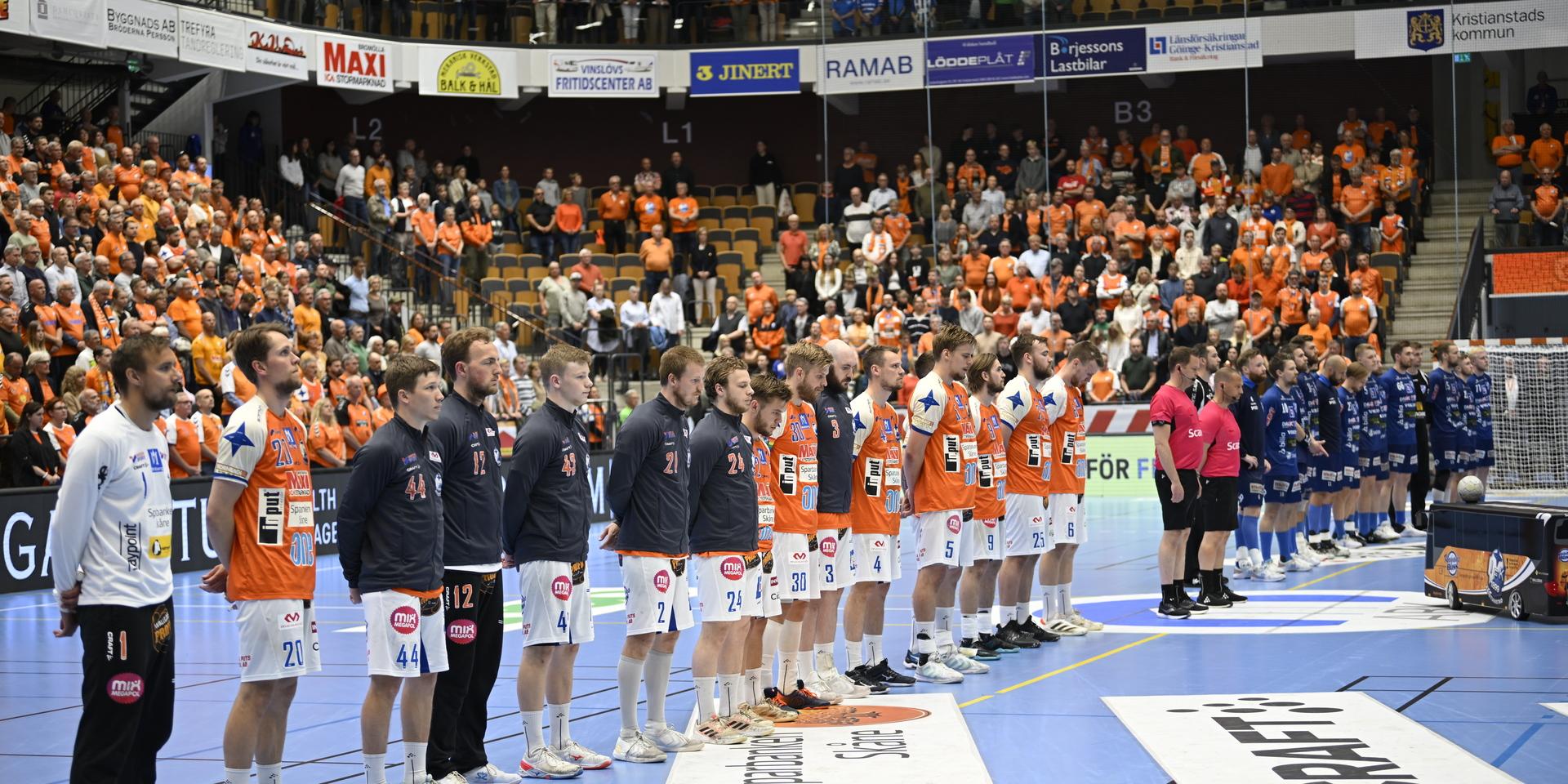 Semifinallagen Kristianstad och Skövde hedrade den bortgångne förre förbundskaptenen Bengt Johansson med en tyst minut.