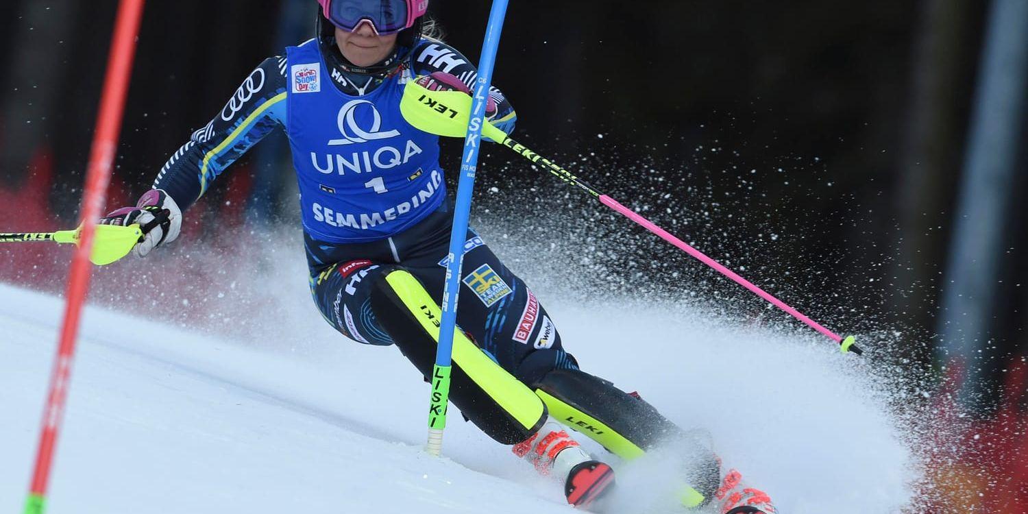 Frida Hansdotter ligger trea i Semmerings slalom.