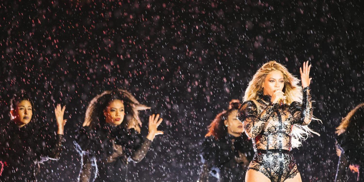 Beyoncé hyllas ofta för sitt visuella uttryck på scenen – här uppträder hon under sin "Formation tour" 2016. Arkivbild.