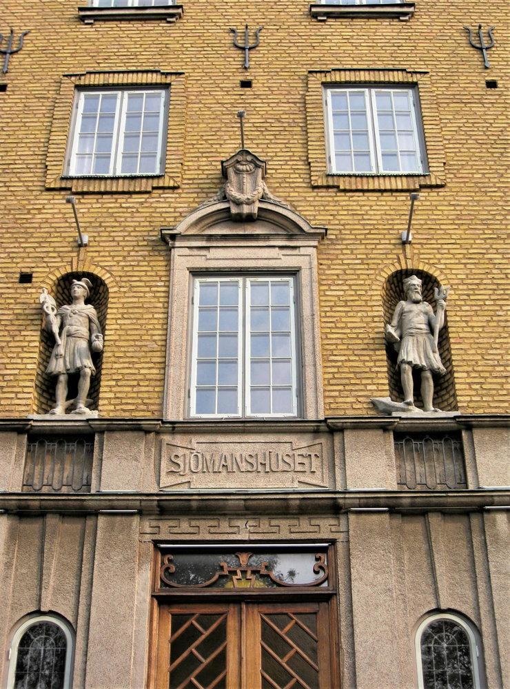 Mercurius (till vänster) och Poseidon kan beskådas i helfigur ovanför entrén till Sjömanshuset i Järnvägsparken.