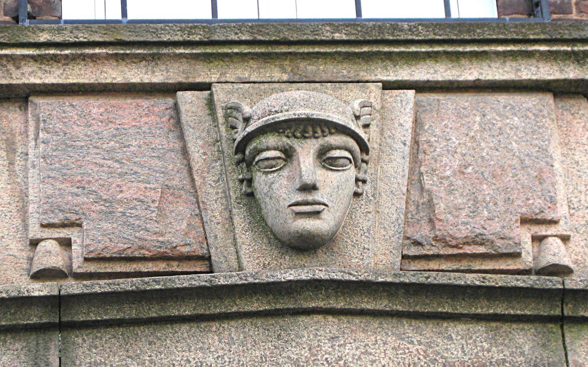 Före detta Göteborgs bank: Hermeshuvudet med sin bevingade hjälm kröner bankens imponerande entré.