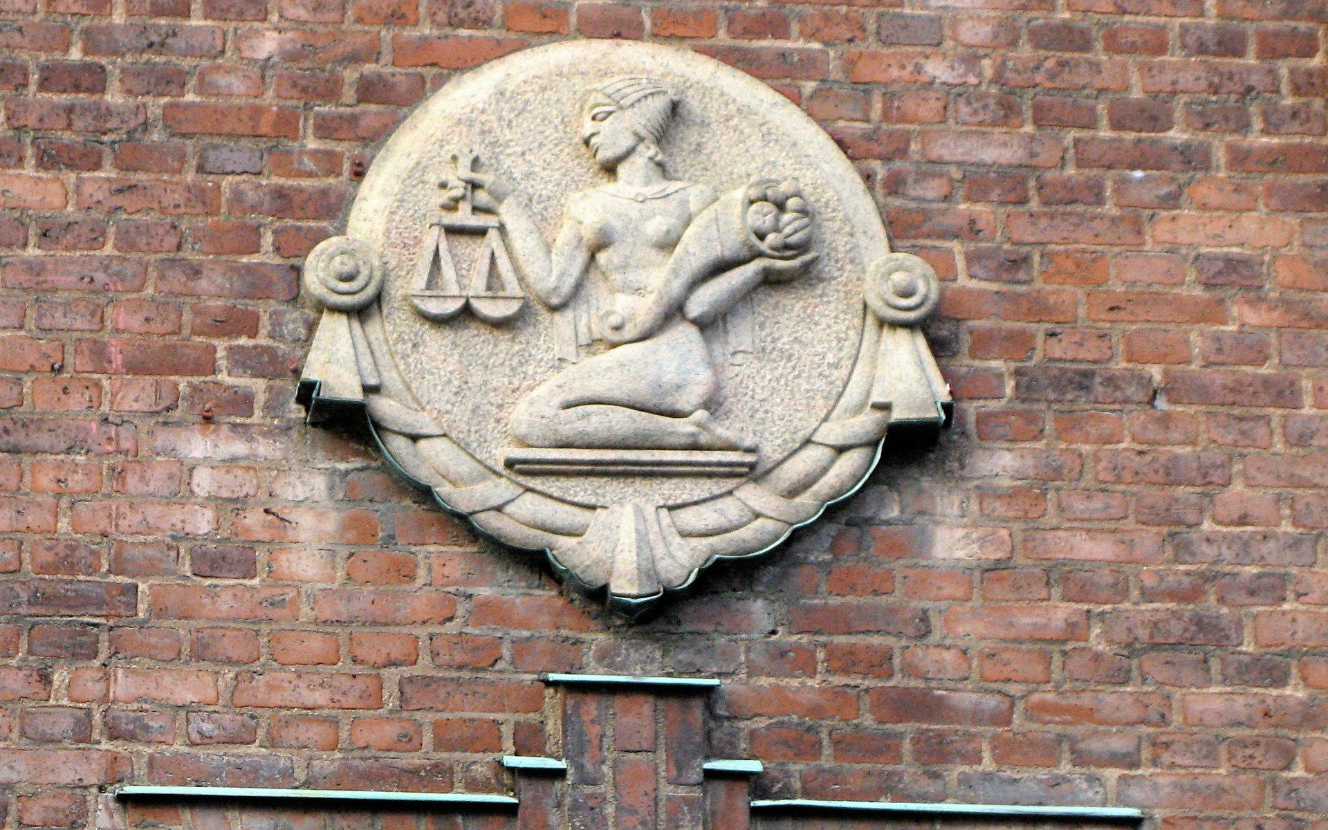 Gudinnan Aequitas symboliserar jämlikhet och ”fair play” mellan avtalsparter (också före detta Göteborgs bank). 