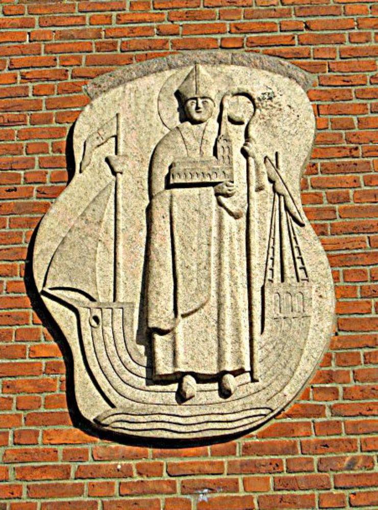 I hörnet av Slottsgatan och Karl XI:s väg ligger Sankt Nikolais församlingsexpedition i ett rött tegelhus. Stenreliefen av Erik Abrahamsson föreställer Sankt Nikolaus, Nikolaikyrkans skyddshelgon.