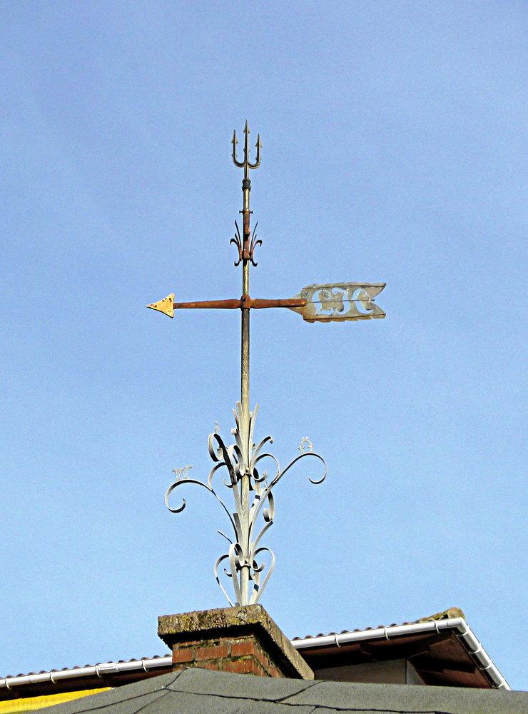 Ludvig Kollbergs initialer och en treudd pryder flöjeln på Marinstugan vid Dragvägen.