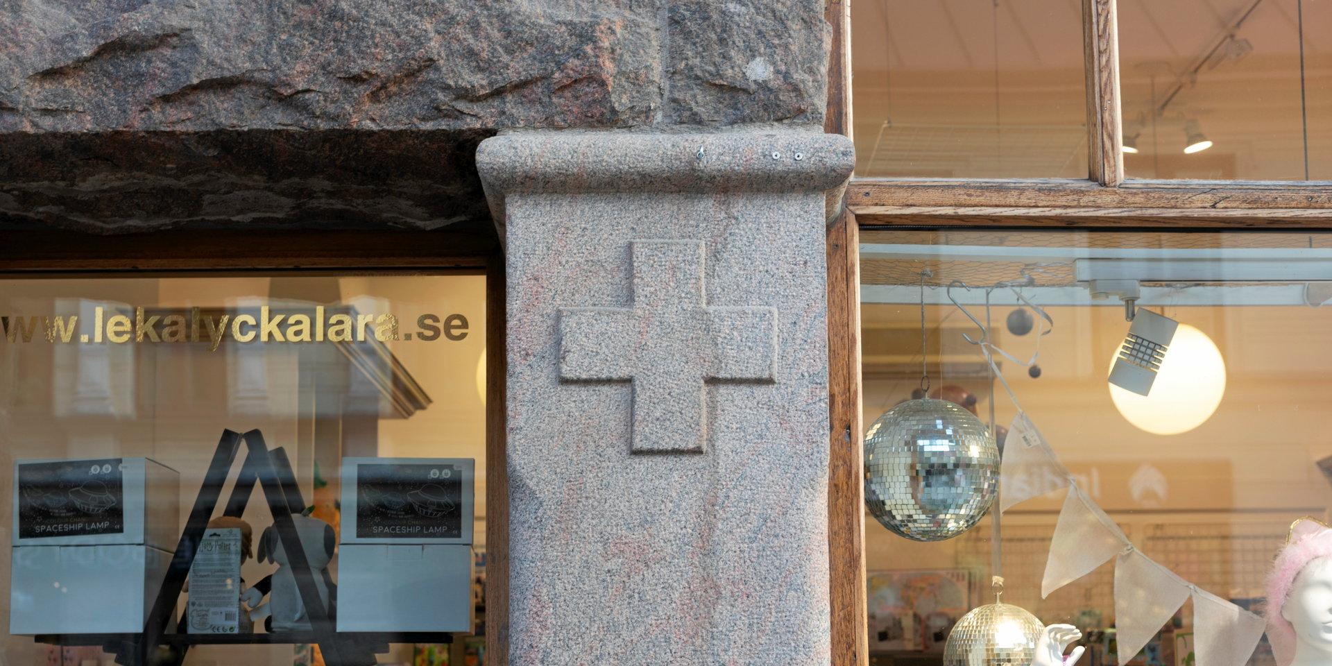 Gamla Apoteket Vakteln på Köpmansgatan 12. På bottenvåningen finns stenpartier med så kallade grekiska kors uthuggna – vilket kan föra tankarna till Röda Korset och till sjukvård i största allmänhet.