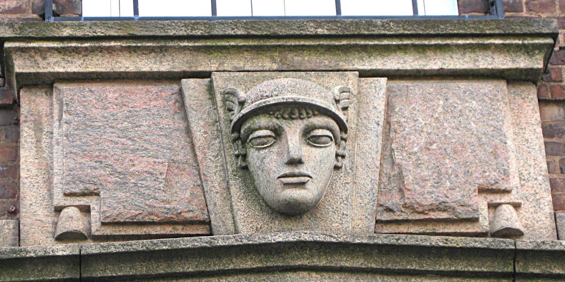 Hermeshuvudet med sin bevingade hjälm kröner bankens imponerande entré.