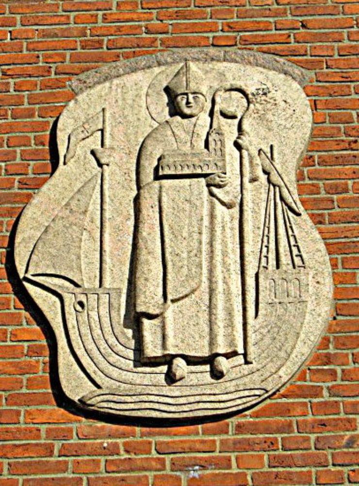 Stenreliefen av Erik Abrahamsson föreställer Sankt Nikolaus, Nikolaikyrkans skyddshelgon.