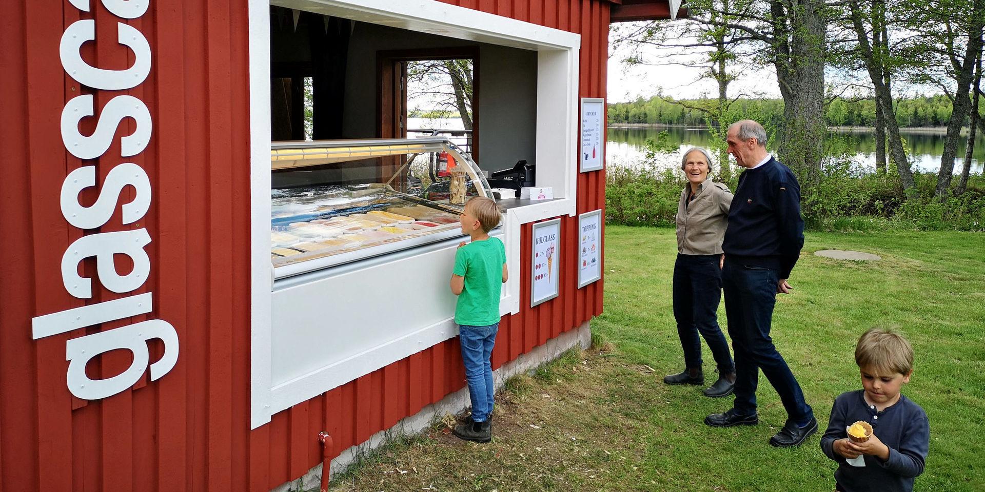 Tiraholms fisk tog ett snabbt beslut om att bygga en ny glassbar, som komplement till restaurangen, gårdsbutiken och hotellet.