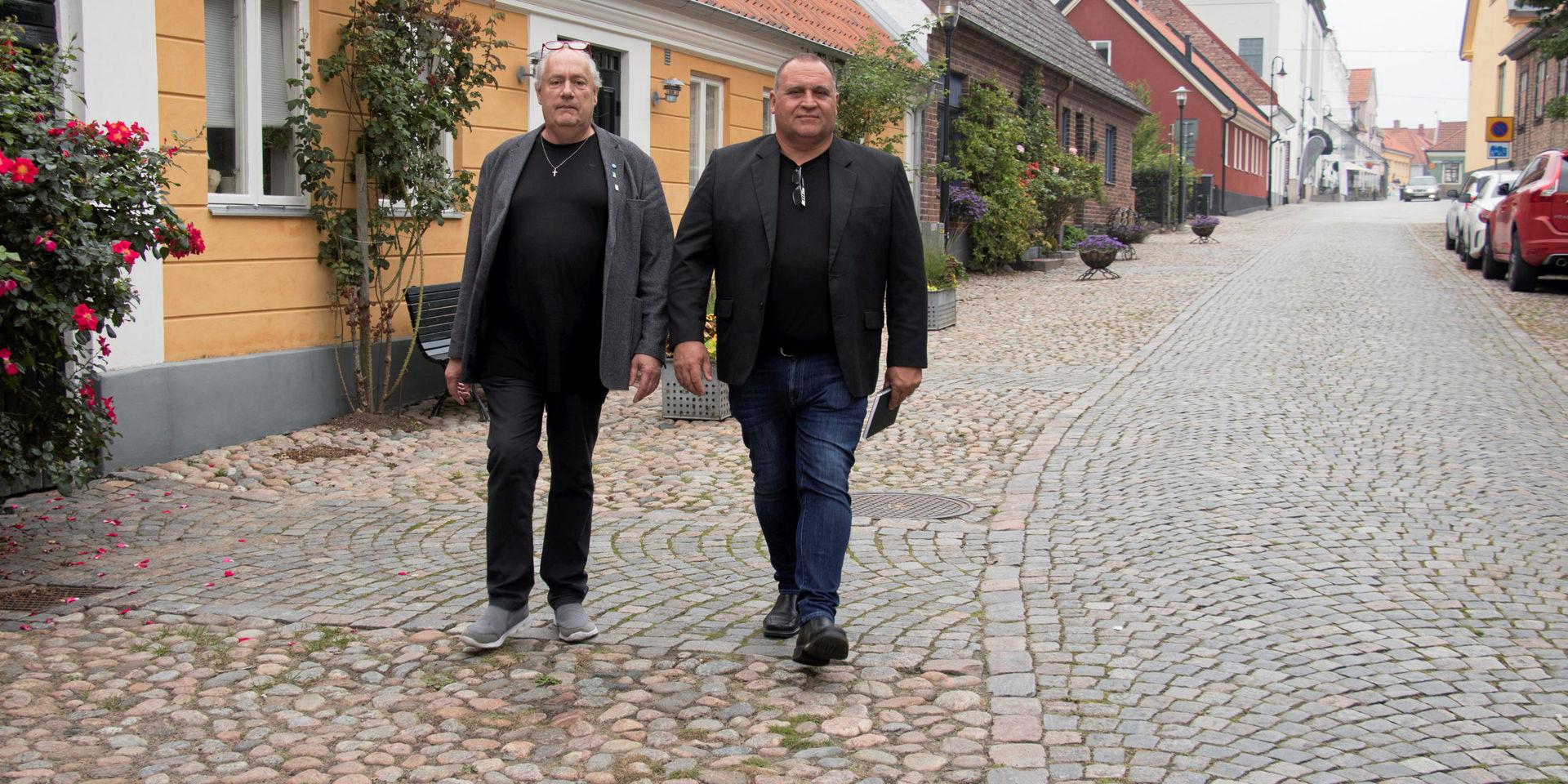 Sverigedemokraten Mikael Sandén (till vänster) tar över partikamraten Birger Bäkmarks (till höger) roll i SD Laholms styrelse efter Bäkmarks avhopp från alla politiska uppdrag.