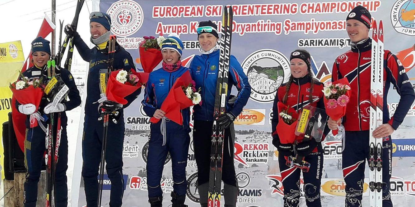 Tove Alexandersson och Erik Rost, till vänster, tog silver i mixedstafett under EM i skidorientering. Ryssland (Alena Trapeznikova och Sergej Gorlanov) tog guld och Norge (Evine Westli Andersen och Jørgen Madslien) tog brons.