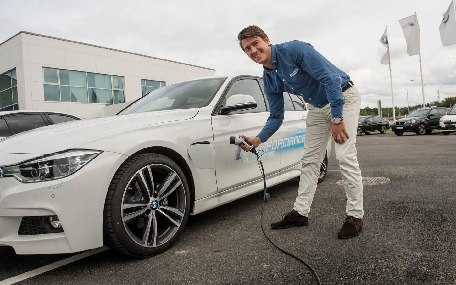 Marcus Johansson, marknadschef på Bendt bil i Halmstad, berättar att intresset för hybridbilar blivit mycket större. Bild: Jari Välitalo