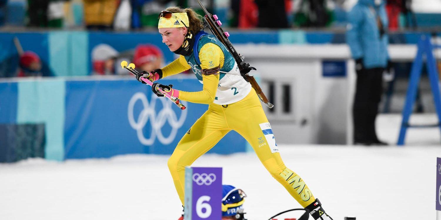 Sveriges Hanna Öberg lämnar skjutvallen i damernas 12,5 km masstart. "Guld-Hanna" blev femma.