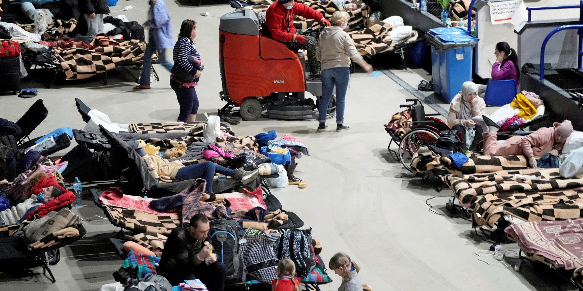 Många människor är på flykt undan kriget i Ukraina. Bilden är från Warszawa i Polen.