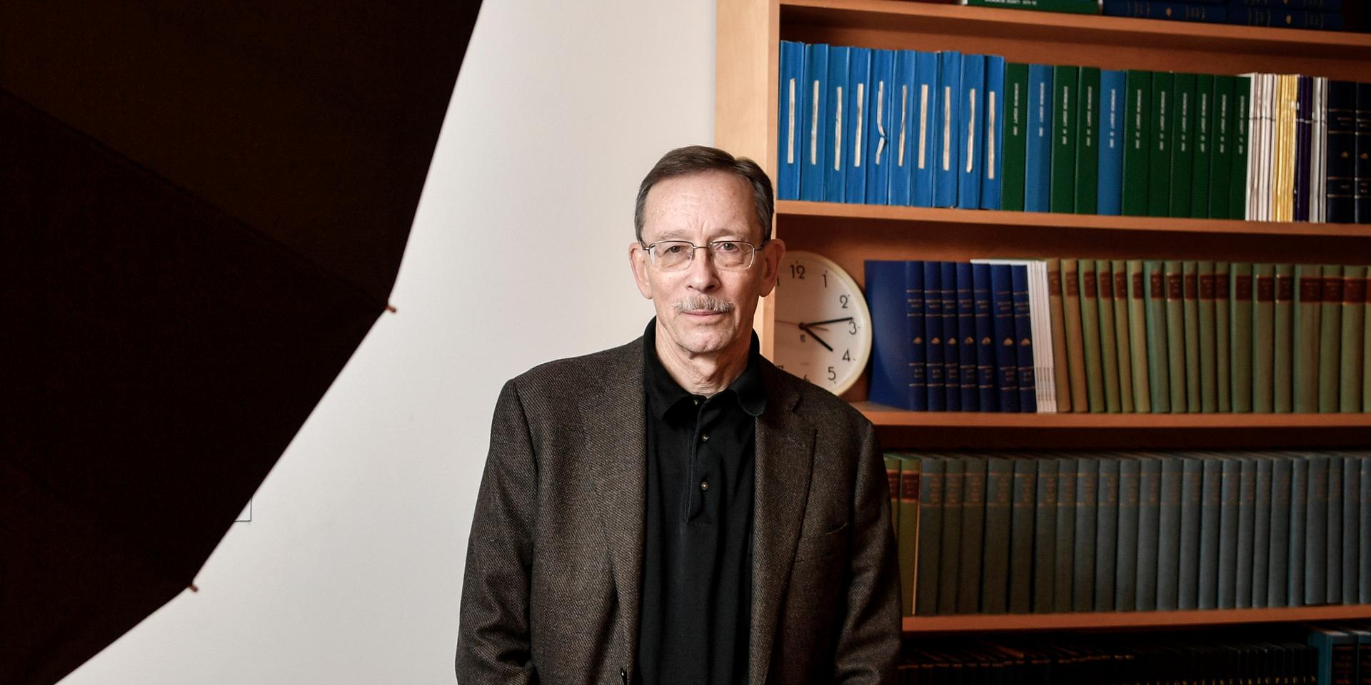 Lars Calmfors, professor emeritus i internationell ekonomi, är en av flera som förespråkar en förändring av överskottsmålet för statens budget.