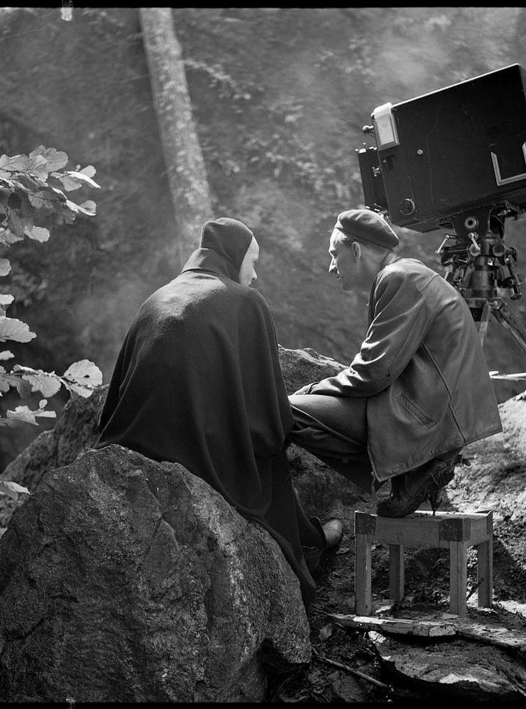 Ingmar Bergman under inspelningen av "Det sjunde inseglet". 