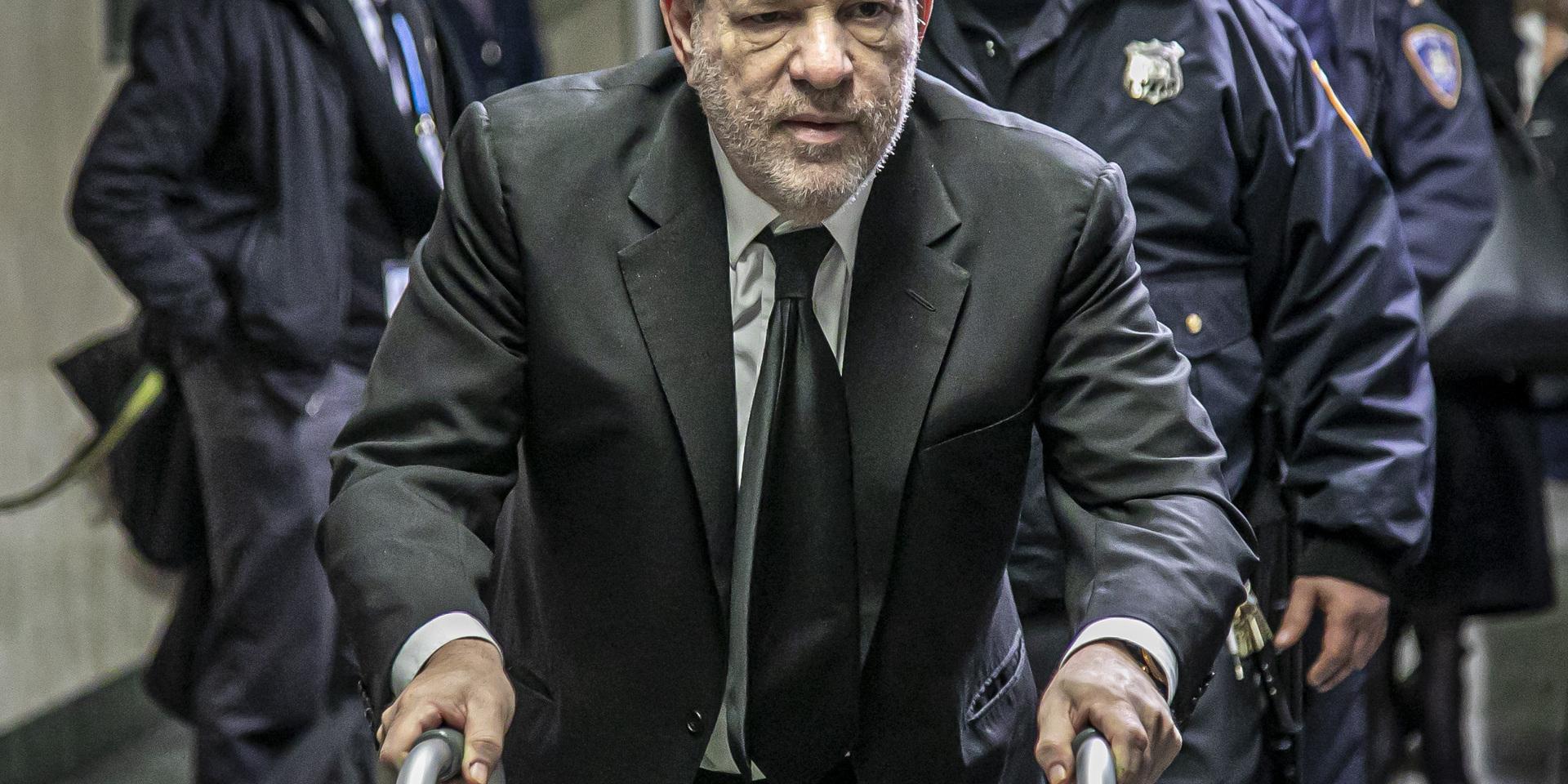 Harvey Weinstein lämnar domstolsbyggnaden på Manhattan i New York den 16 januari.