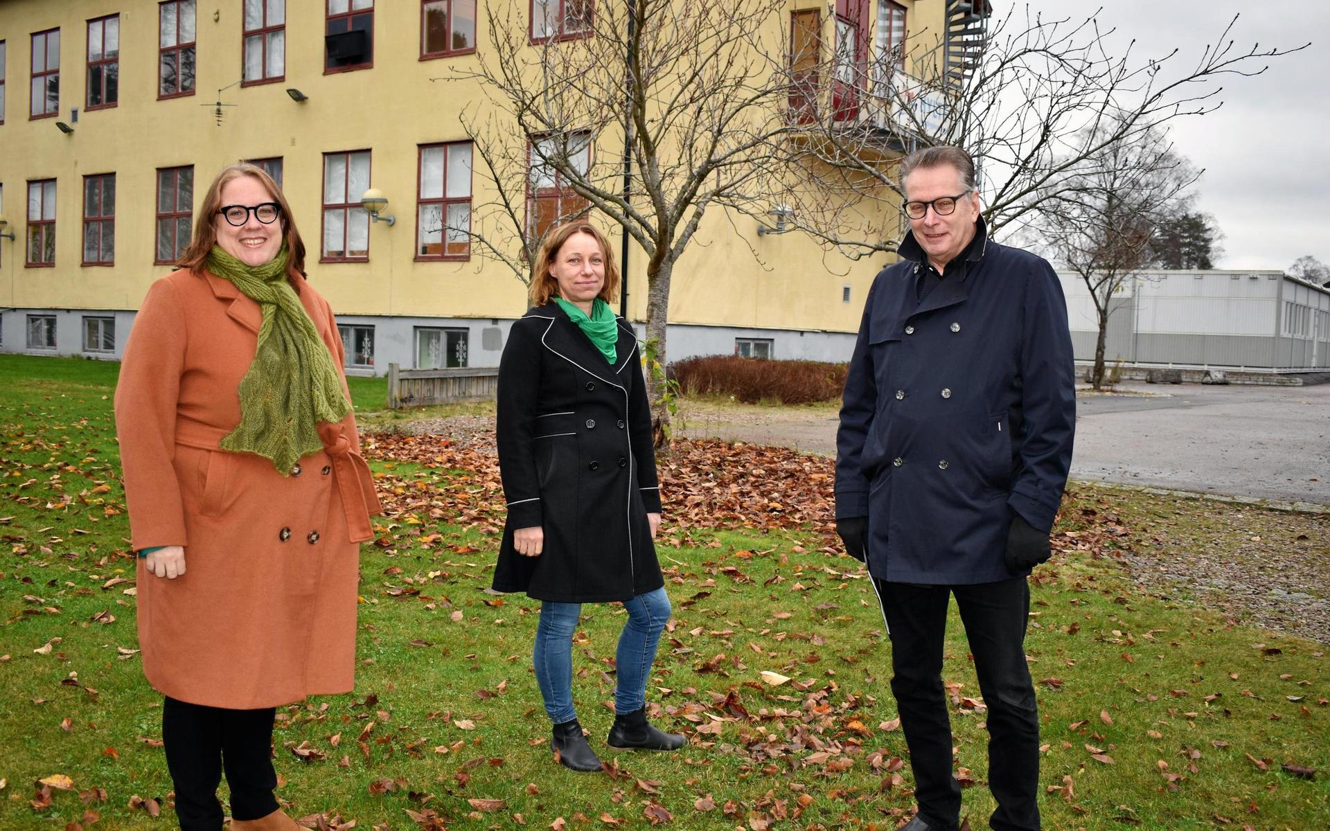Anna Roos (C), Malin Svan (C) och Bo Gunnar Åkesson (M) vill fokusera på kärnverksamheterna. Området vid Gamla Real i Hyltebruk har potential att rymma både bostäder, förskola och äldreboende även i framtiden, men den gamla skolbyggnaden behöver rivas eller säljas, menar de.