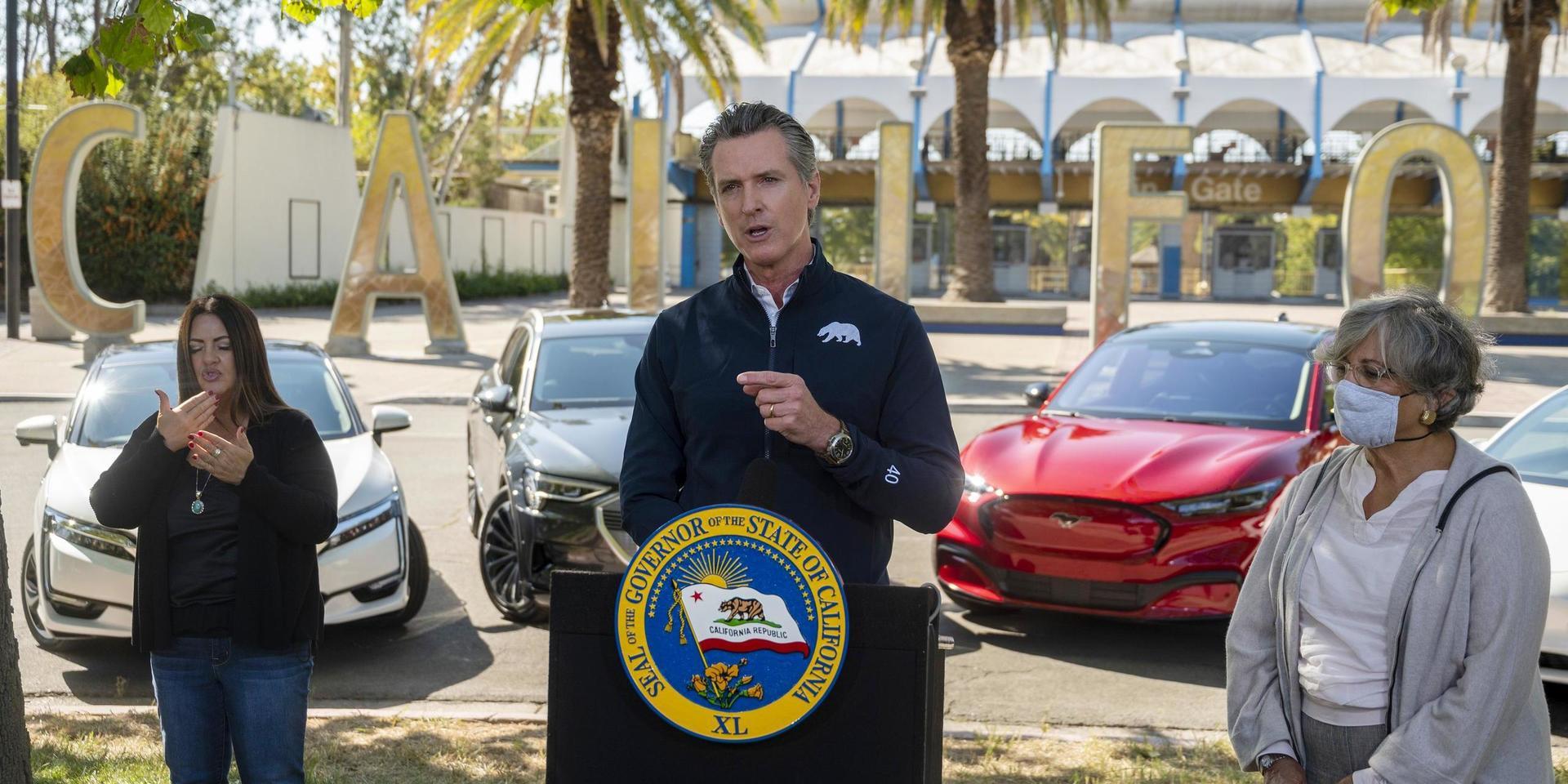Kaliforniens guvernör Gavin Newsom säger att försäljning av nyproducerade bensindriva bilar kommer att förbjudas. 