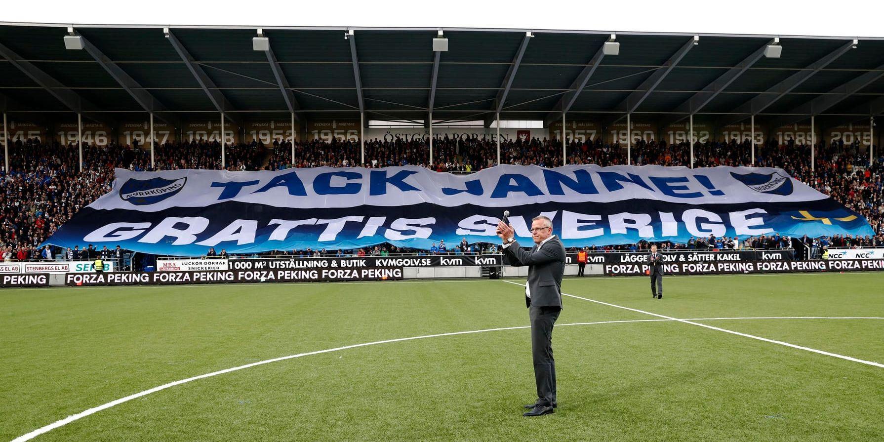 Janne Andersson tackades av med en stor banderoll när han lämnade ett då regerande allsvenskt mästarlag. Nu kan han övertrumfa den framgången när han står vid dörren till en VM-plats mot alla odds. Arkivbild.
