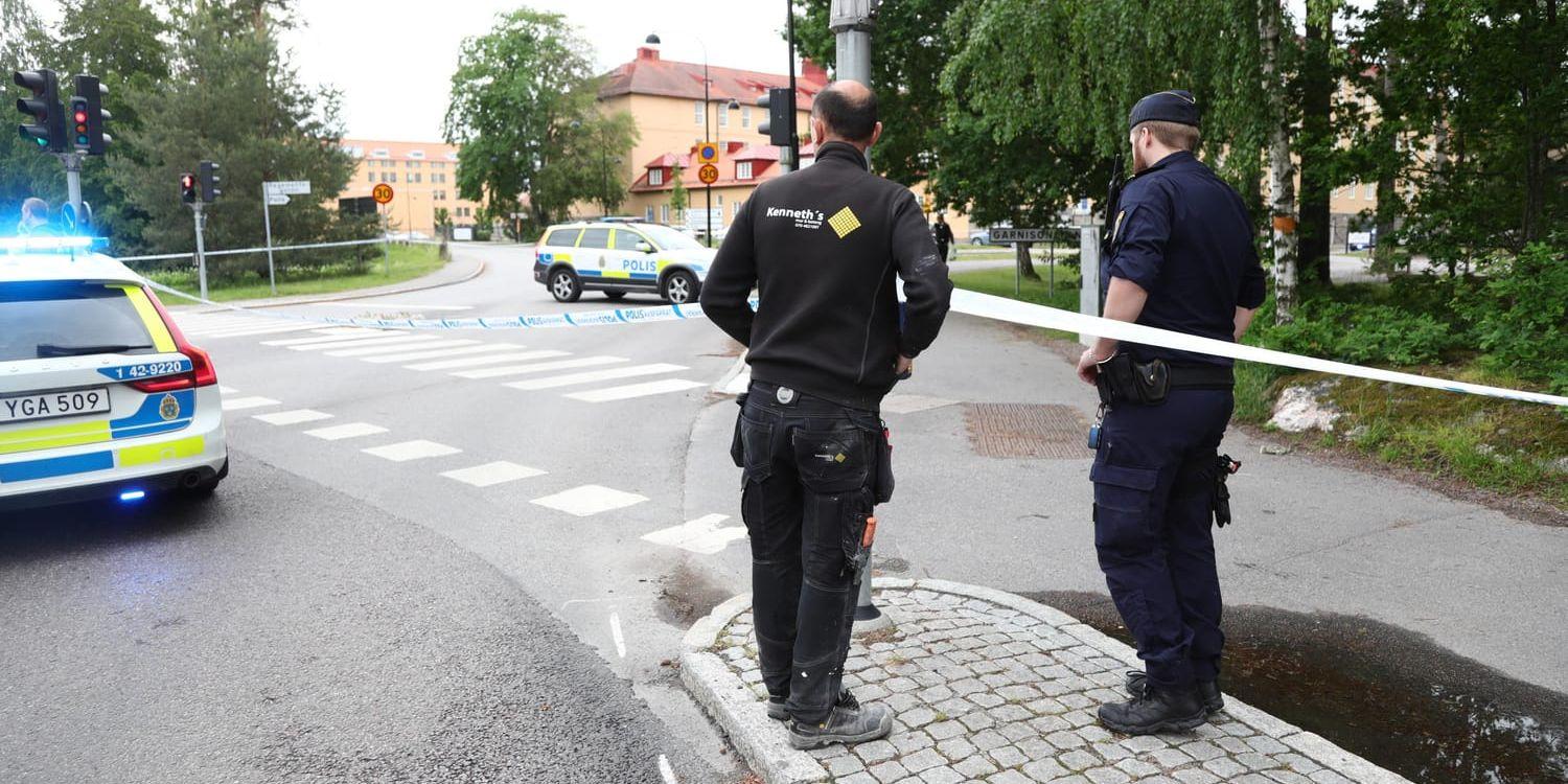 Ett misstänkt farligt föremål har hittats vid polishusets reception i Linköping.