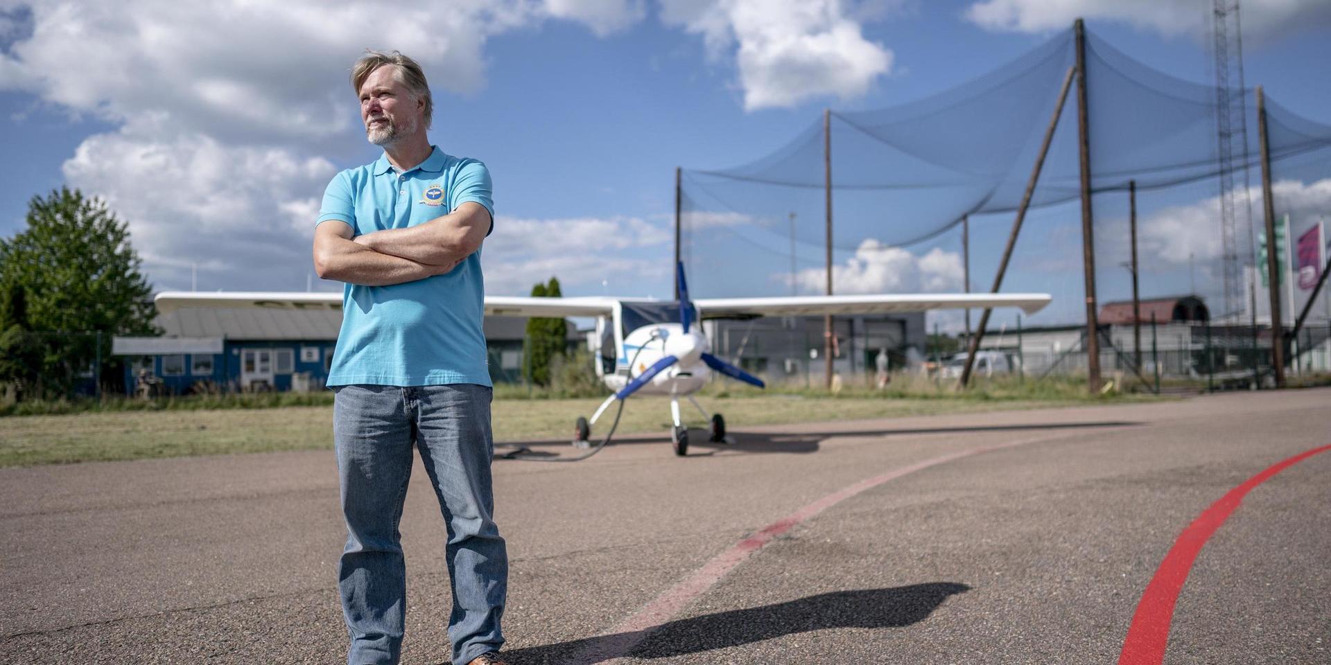 Måns Theorin, som är ordförande i Aeroklubben i Göteborg, är stolt över det tvåsitsiga elflygplanet på Säve flygplats. Det är det andra i sitt slag i världen.