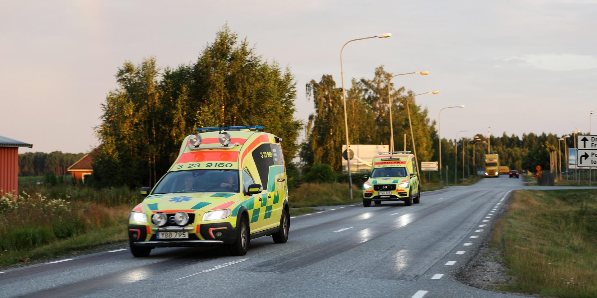 Ambulanser utanför Örebro flyplats där ett flygplan har kraschat.