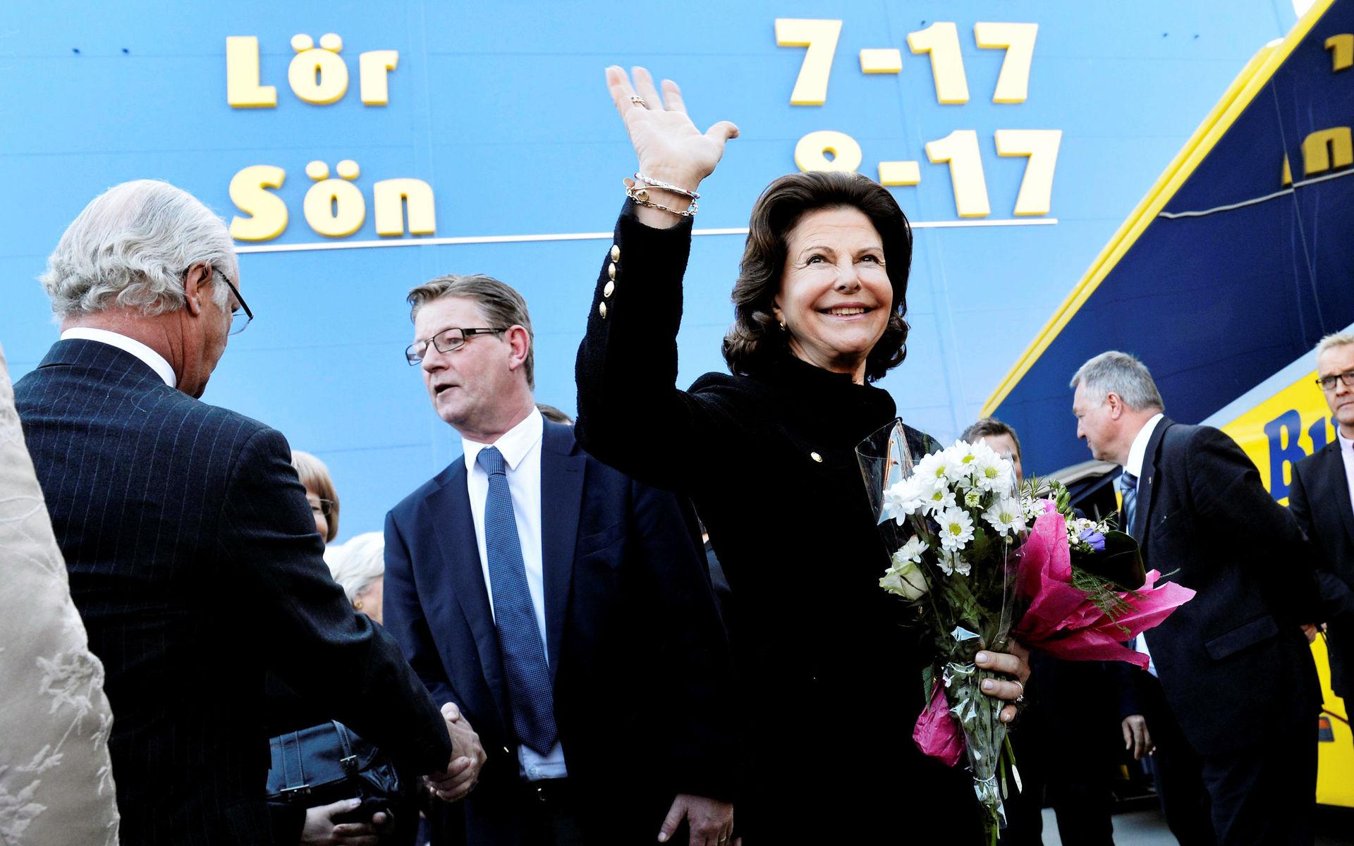 Drottning Silvia och kung Carl Gustaf tas emot av Boris då de anländer till Gekås i samband med ett länsbesök 2013. 