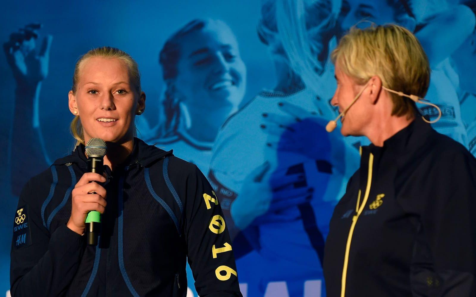 Stina Blackstenius (till vänster) och assisterande förbundskapten Lilie Persson. Bild: Björn Lindgren/TT