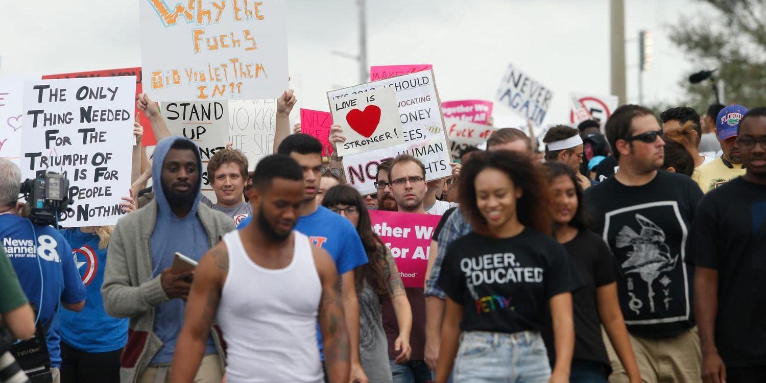Hundratals demonstranter protesterade mot högerextremisten Richard Spencers tal på University of Florida.