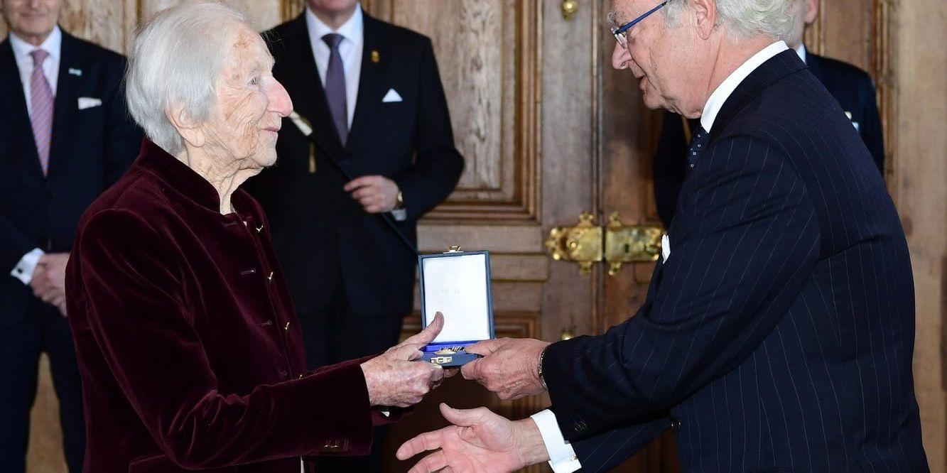 Förintelseöverlevaren och psykologen Hédi Fried tar emot Serafimermedaljen av kung Carl XVI Gustaf vid en medaljutdelning på Stockholms slott.