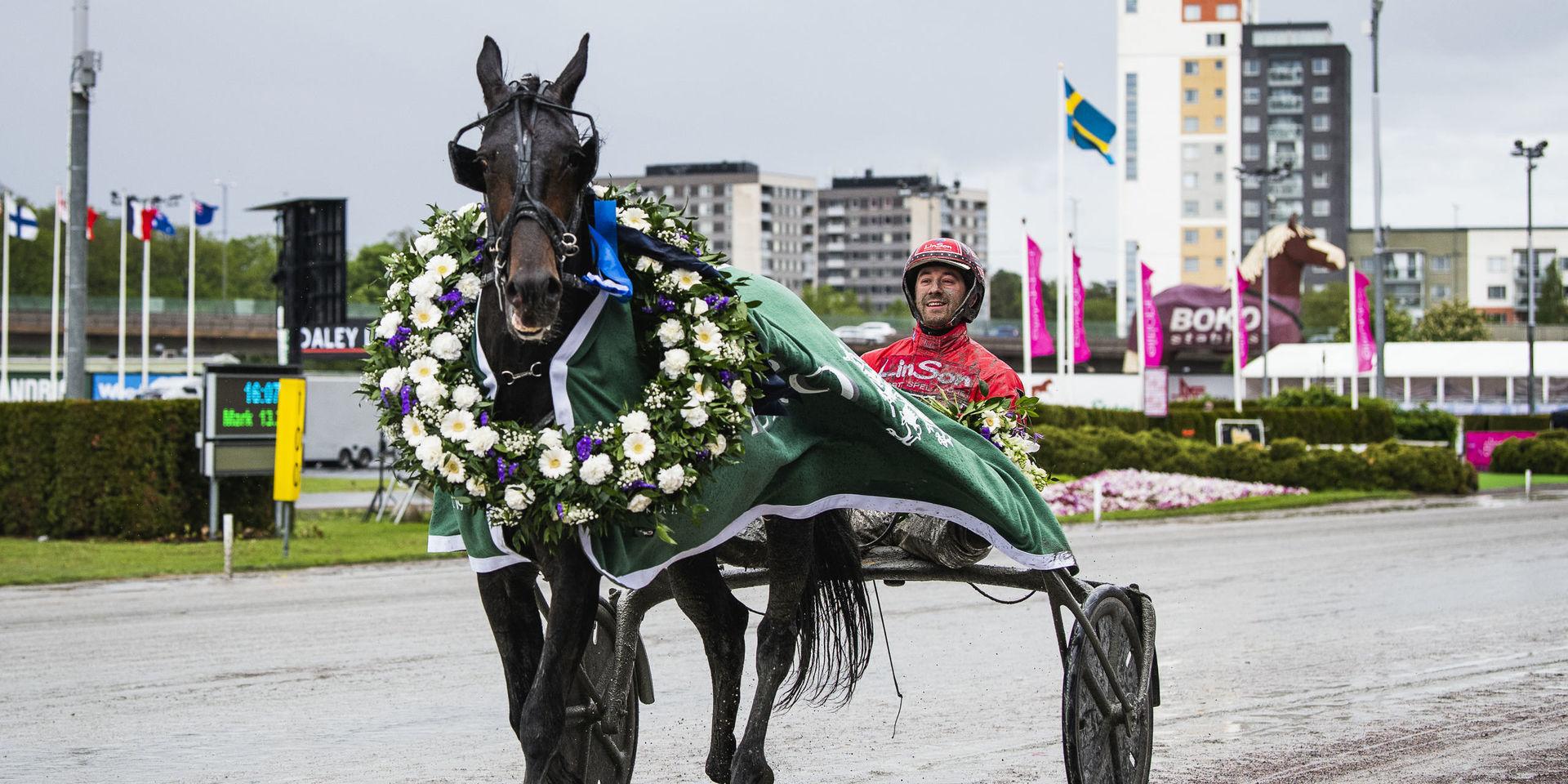 Johan Untersteiner med hästen Aetos Kronos under Elitloppet 2019.