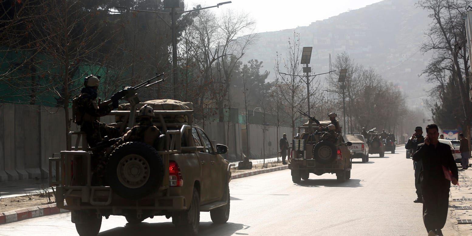 Säkerhetsstyrkor på väg in till Kabul efter ambulansbomben sprängts.