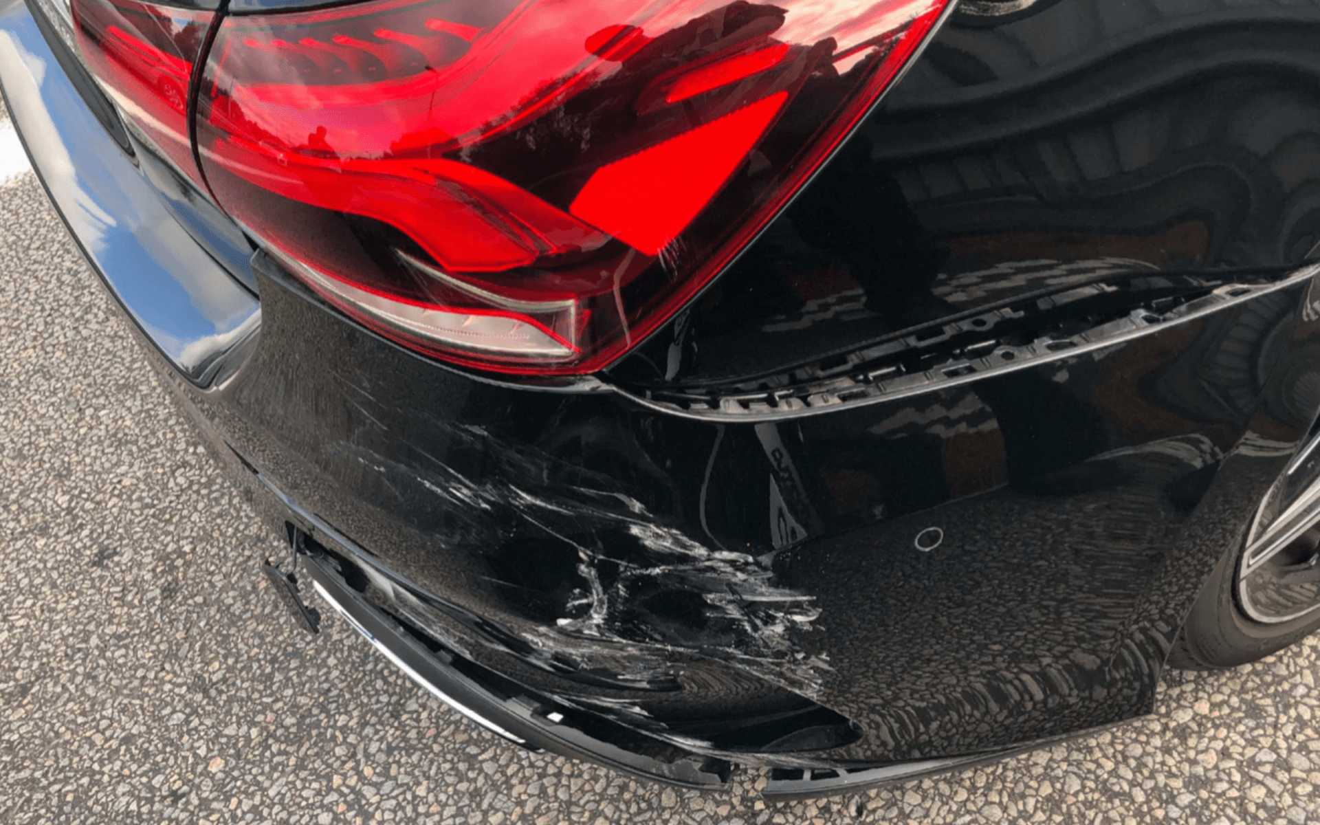 Bilen som blev påkörd fick lättare skador baktill.