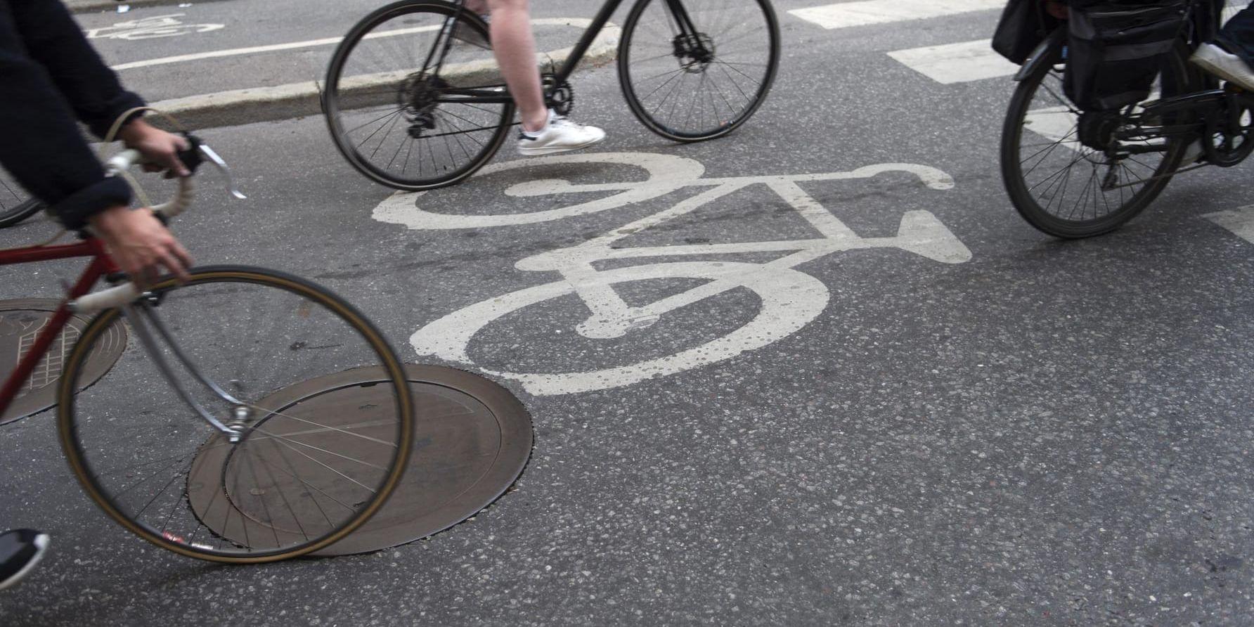 Nu ska det bli tillåtet för cyklister att använda en körbana även om det finns en cykelbana. Arkivbild.