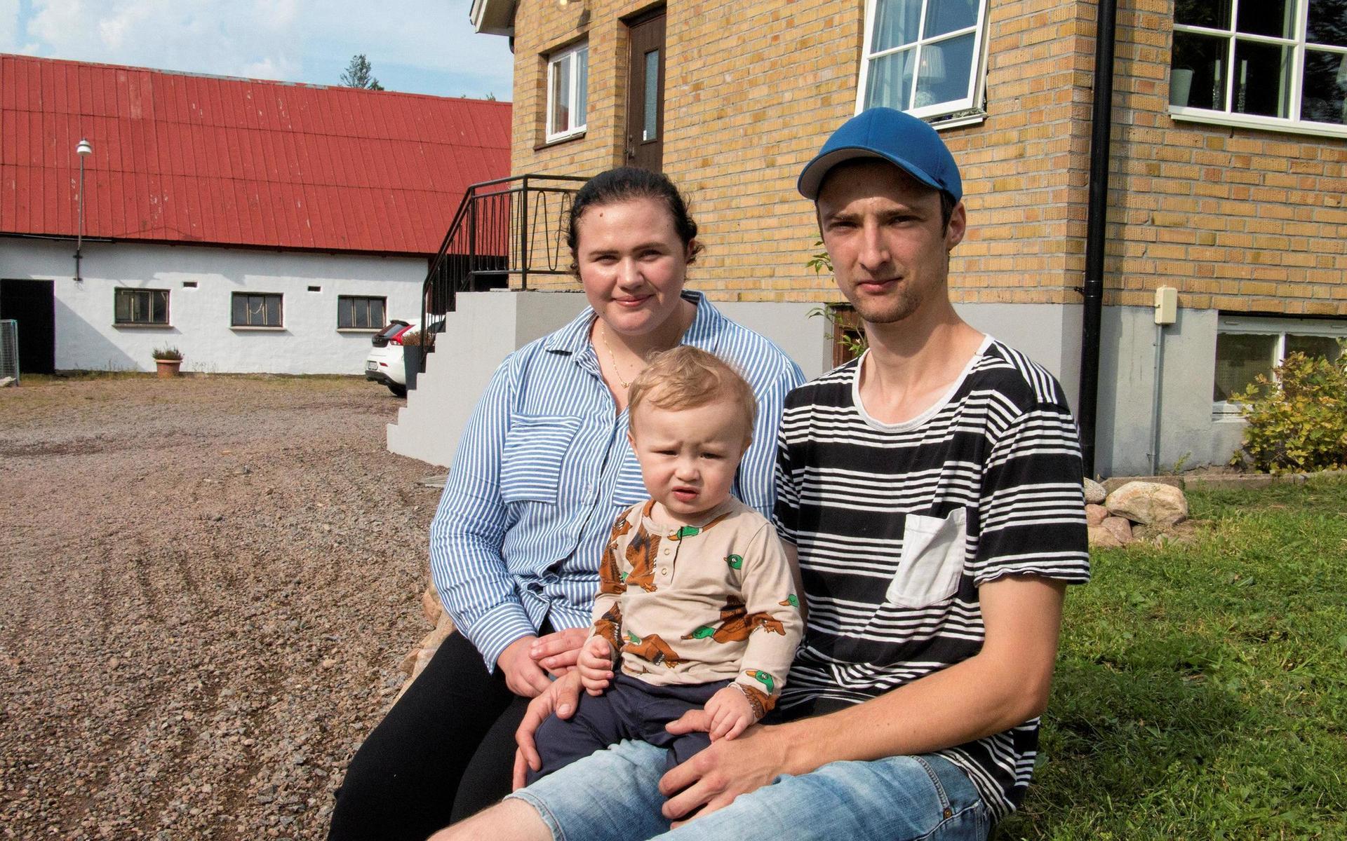 Linnéa Andersson och Anton Blomster med sonen Arvid, snart ett år.