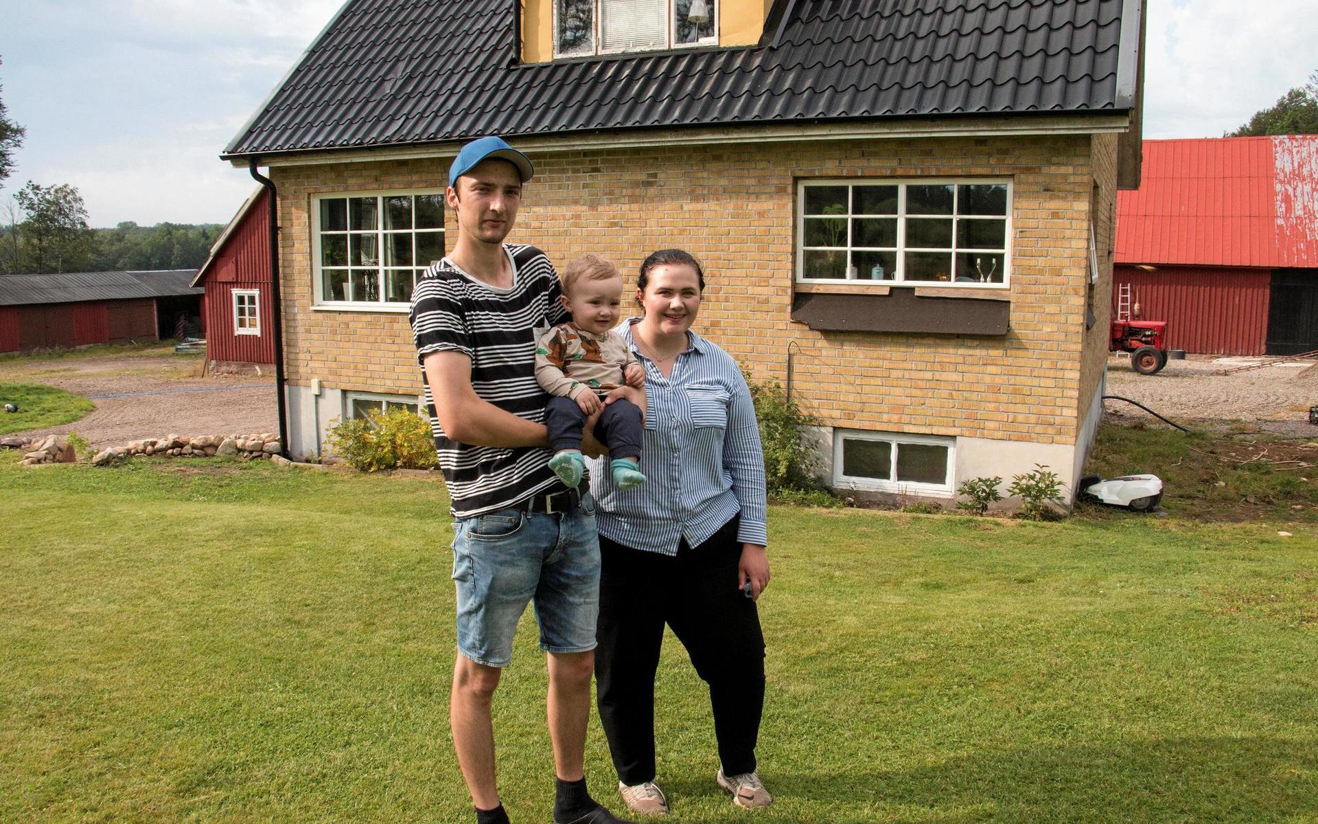 Anton Blomster och Linnéa Andersson, köpte gården 2018 och har döpt den till Lilla Fågelsång.