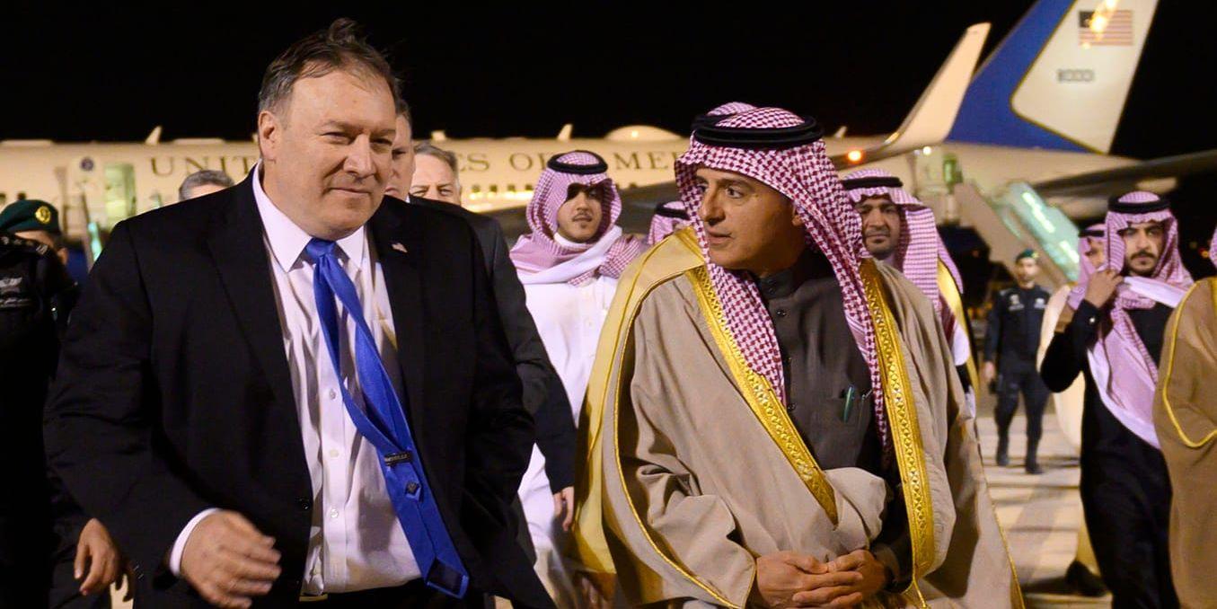 Adil al-Jubayr (till höger) i samband med ett besök av USA:s utrikesminister Mike Pompeo (till vänster) i vintras.