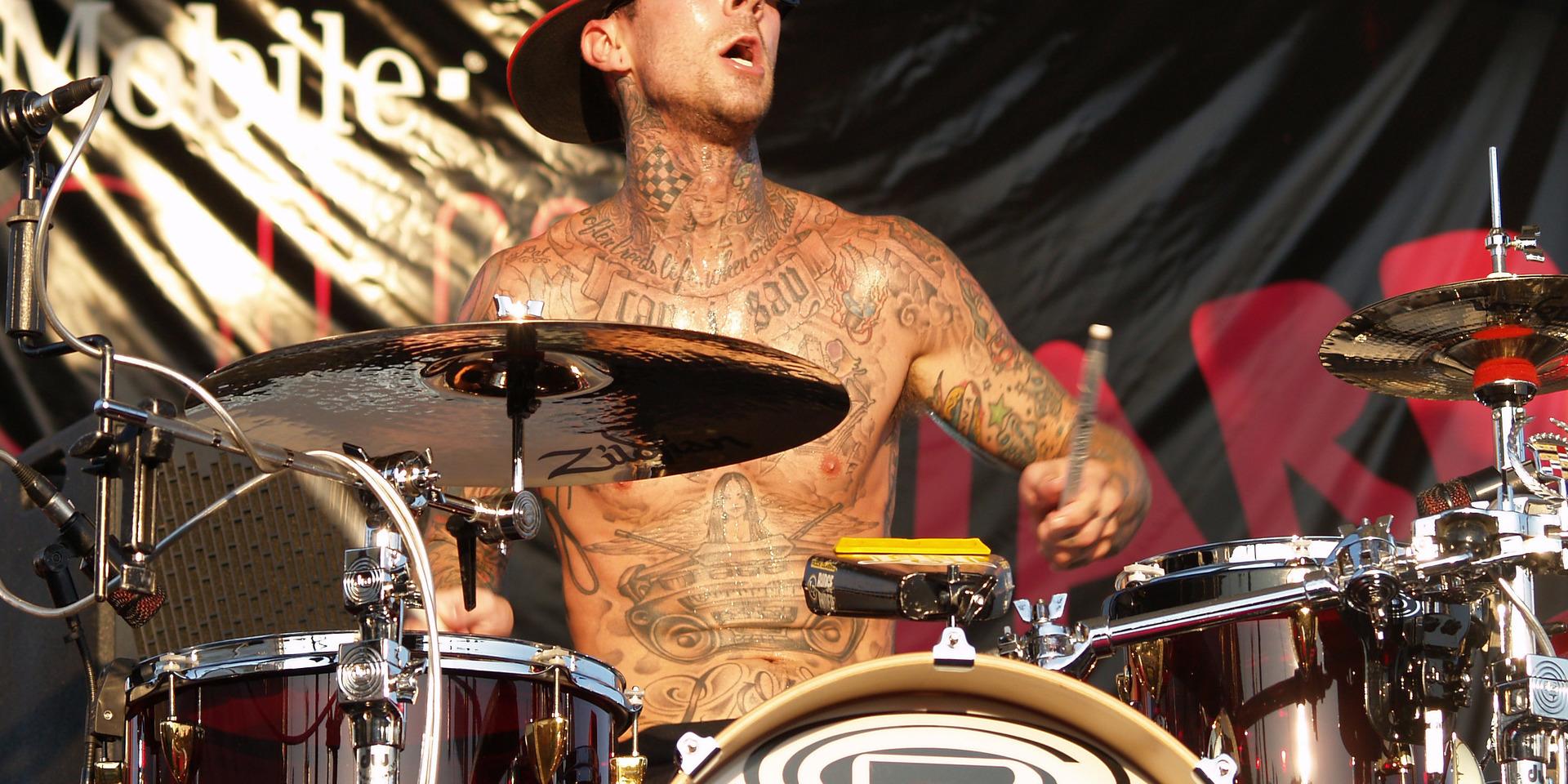 Travis Barker, trummis i Blink-182, drabbades av en allvarlig inflammation efter att ett tidigare ingrepp medförde skador på bukspottskörteln. Arkivbild.