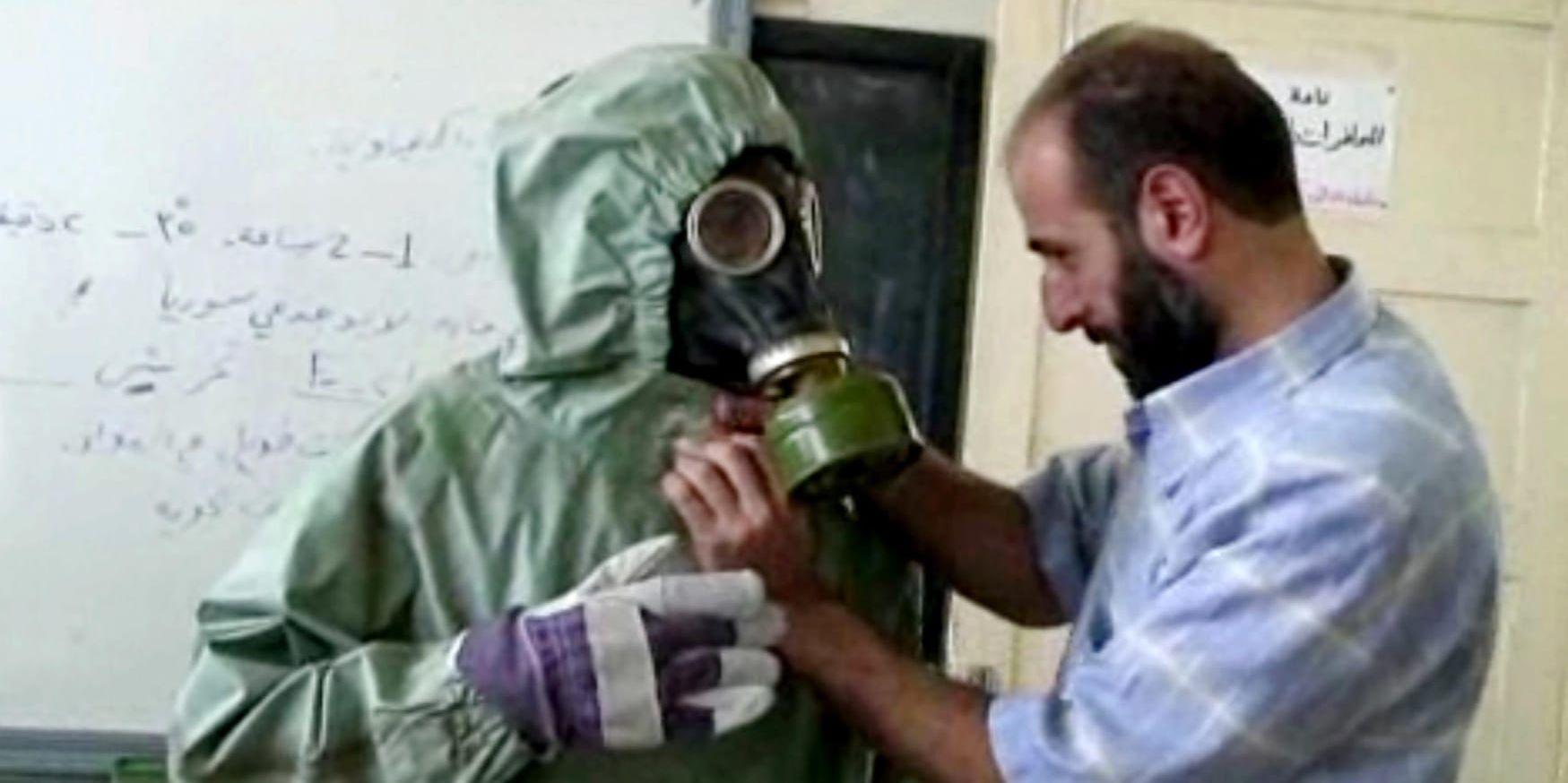 En gasmask justeras i Aleppo, Syrien. Arkivbild.