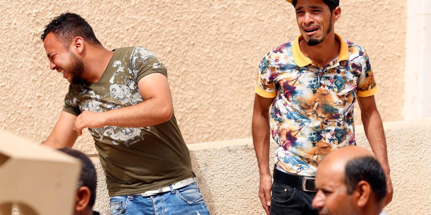 Tunisiska män reagerar med desperation på grund av oro över anhöriga och vänner efter båtolyckan utanför landets kust i början av juni. Arkivbild.