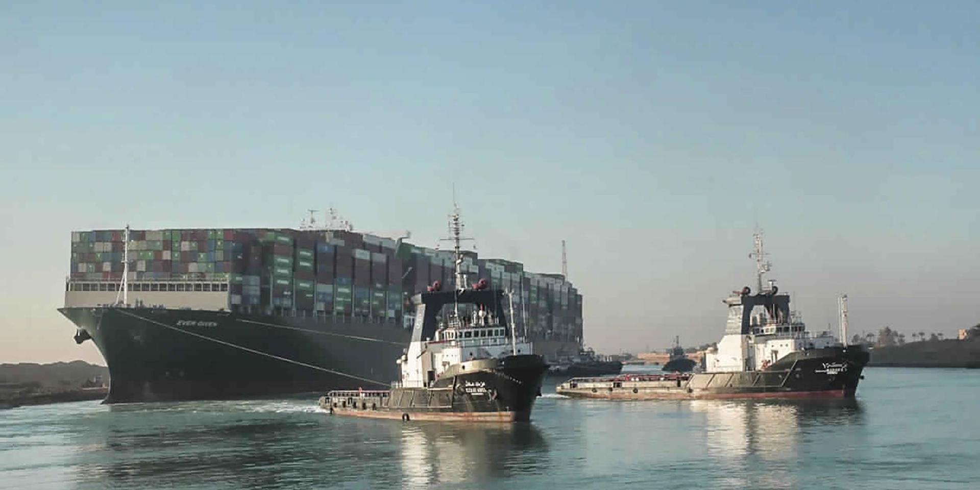 Båten Ever Given som fastnade i Suez-kanalen kräver nu ägarna av det som fraktas på den på pengar för reparationerna. Egyptiska myndigheter tillåter inte fartyget att åka vidare innan det betalat miljardbelopp för skadorna i kanalen. Detta drabbar bland annat Hishultsföretaget Brafab som har fem containrar med utemöbler på båten.