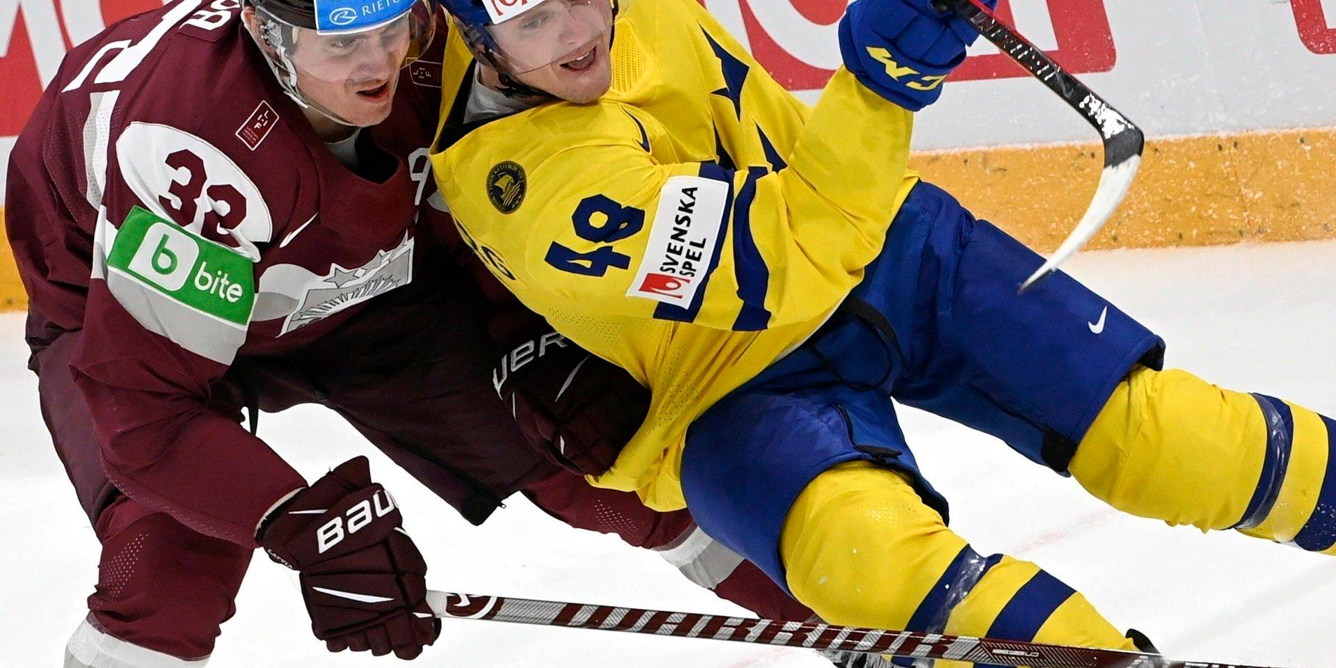 Carl Klingberg i en av många dueller under segermatchen mot Lettland. Nu vill han vinna VM-guld – för Johan Garpenlövs skull.