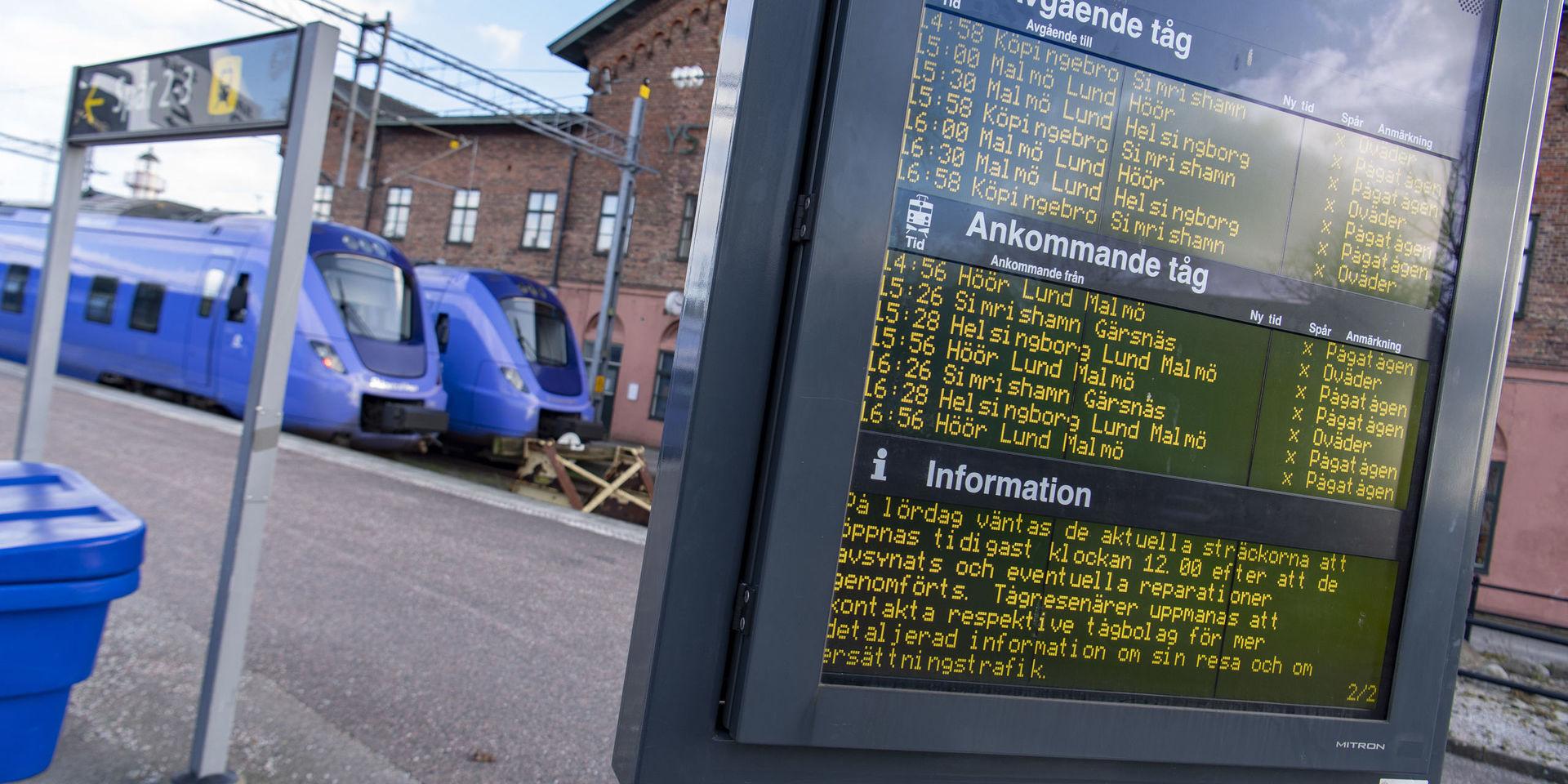 Parkerade Pågatåg på stationen i Ystad. SMHI har utfärdat en klass 2 varning får stormbyar i södra delen av landet samt västkusten. Arkivbild.