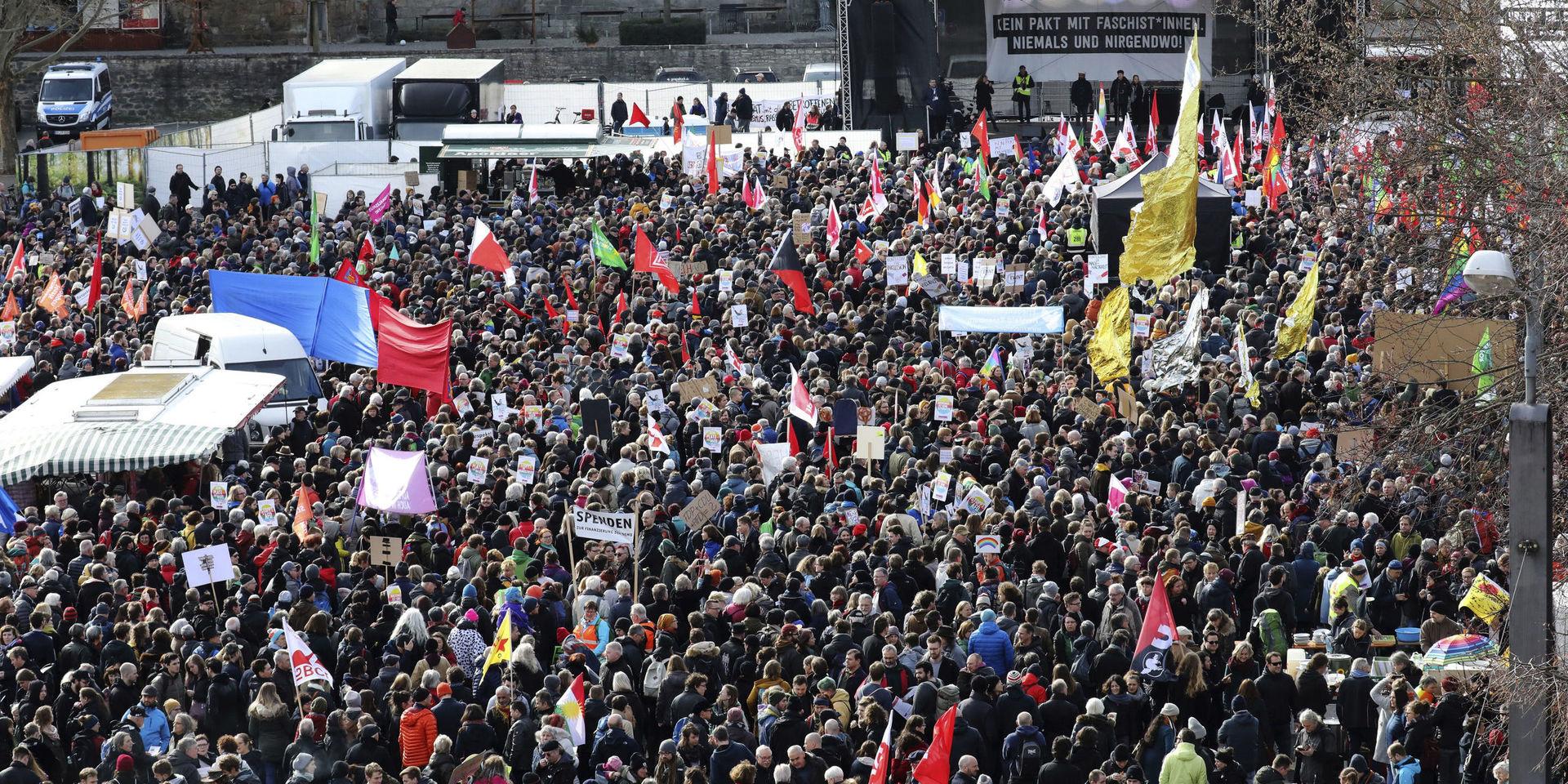 Tusentals människor demonstrerade på lördagen i staden Erfurt i tyska Thüringen. 