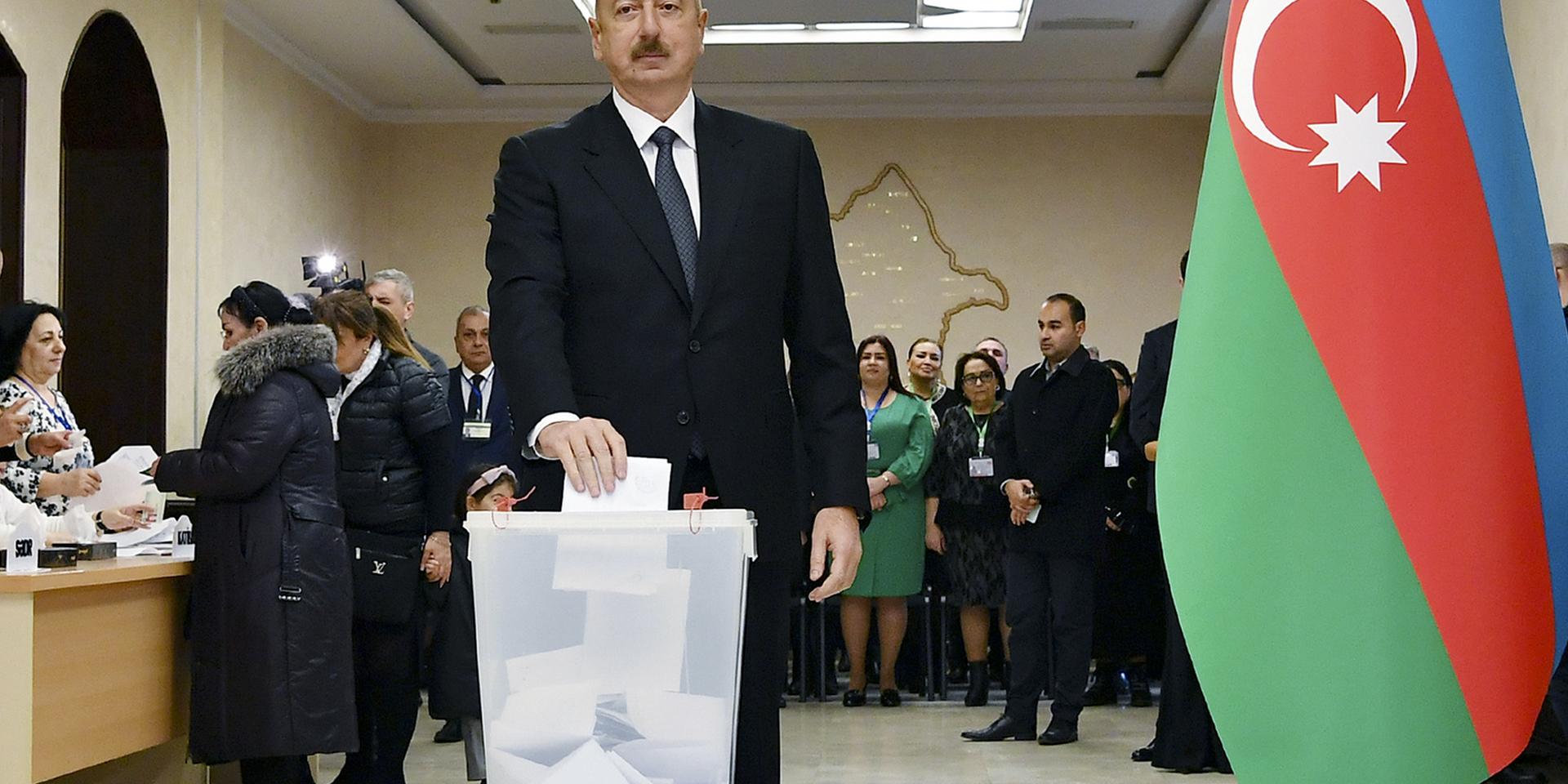 President Ilham Aliyev röstar i Baku den 9 februari. Bilden kommer från presidentkansliet i Azerbajdzjan.