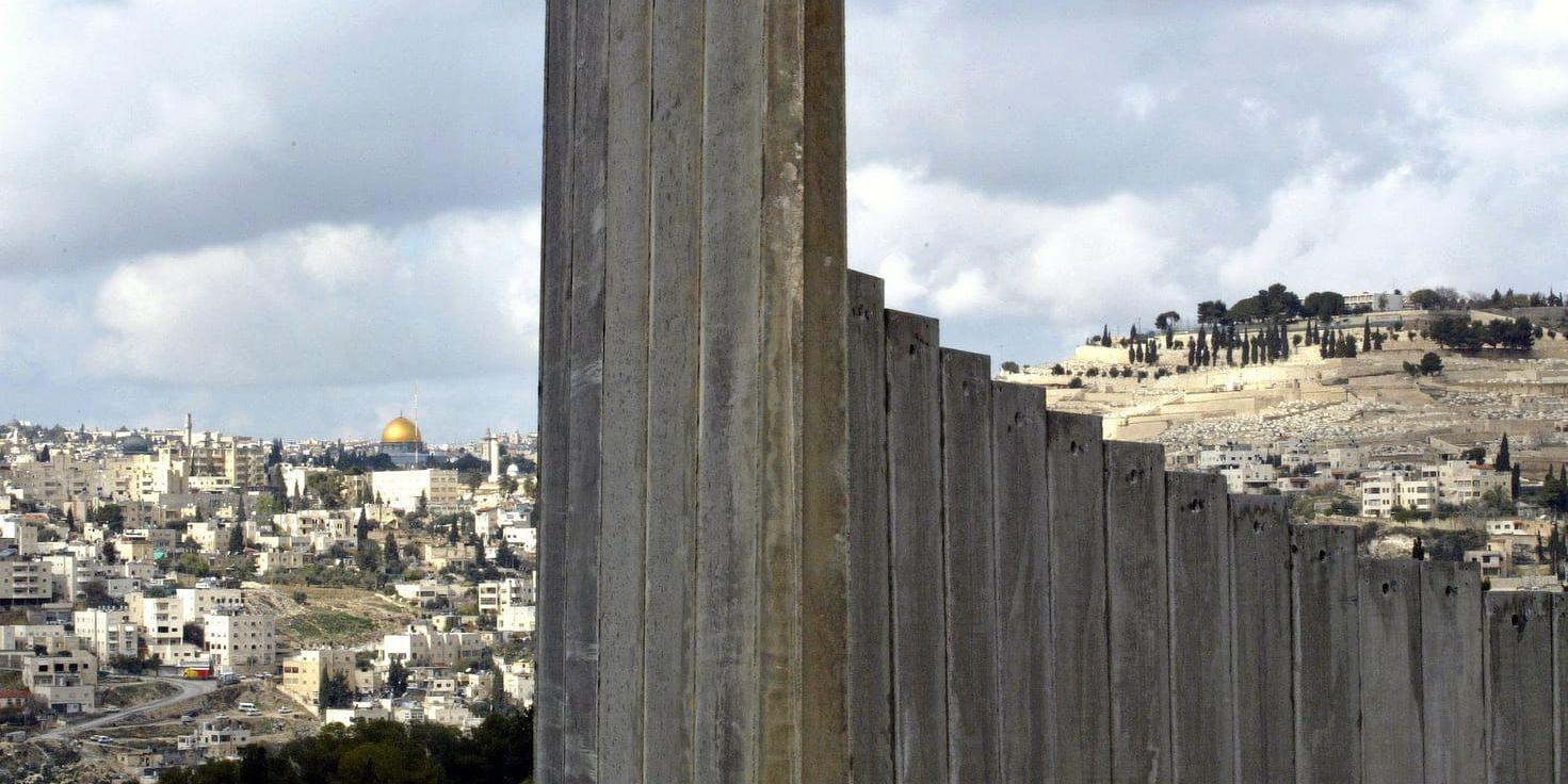Staten har byggt en lång och hög mur som slingrar sig fram på palestinsk mark. Muren och ett antal andra lagar gör att palestiniernas rörelsefrihet i det egna landet är starkt begränsad, skriver representanter för Palestinagruppen i Halmstad.