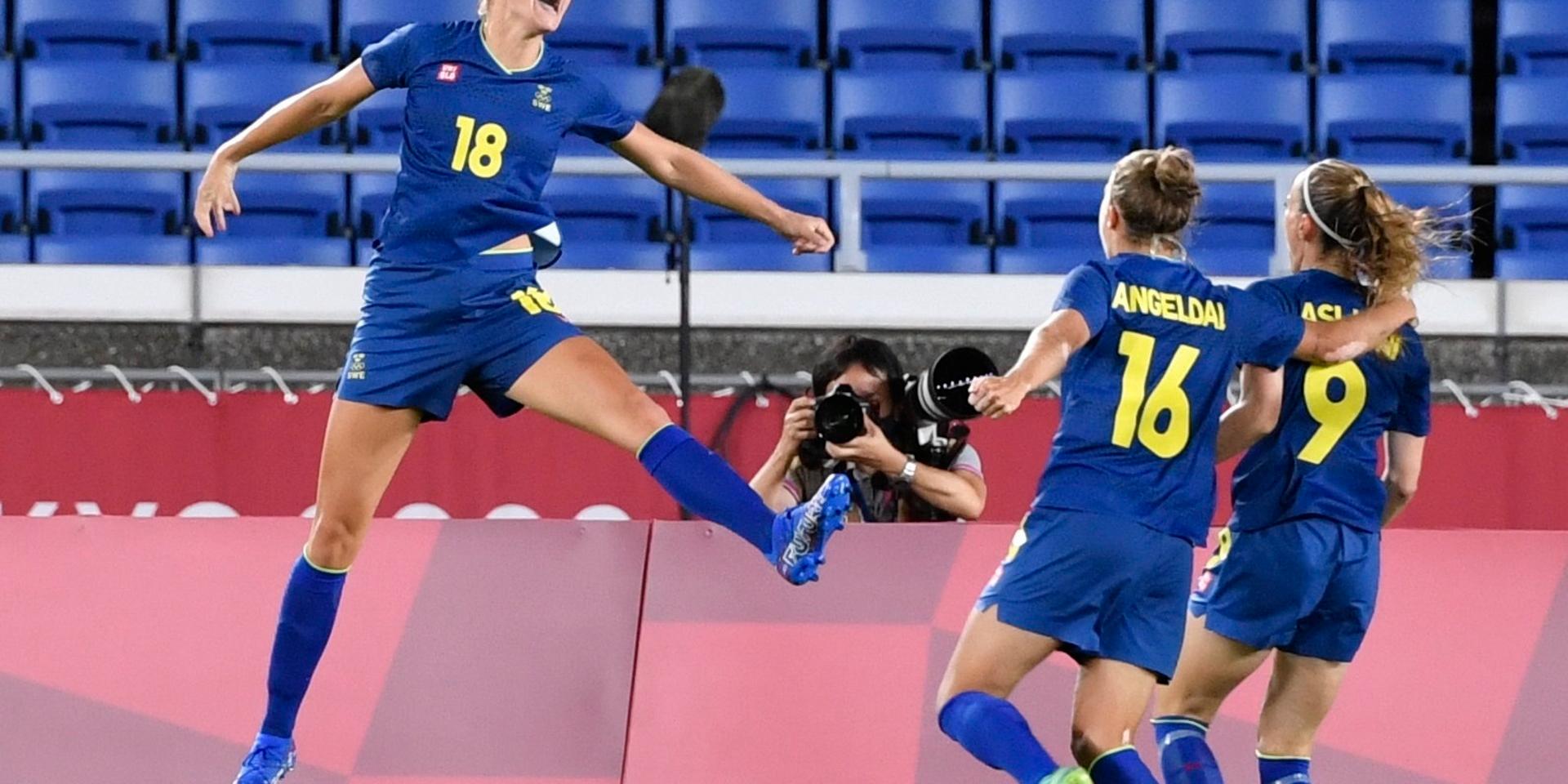 Fridolina Rolfö jublar efter att ha gjort 1–0 måndagens semifinal i damernas fotboll mellan Australien och Sverige.
