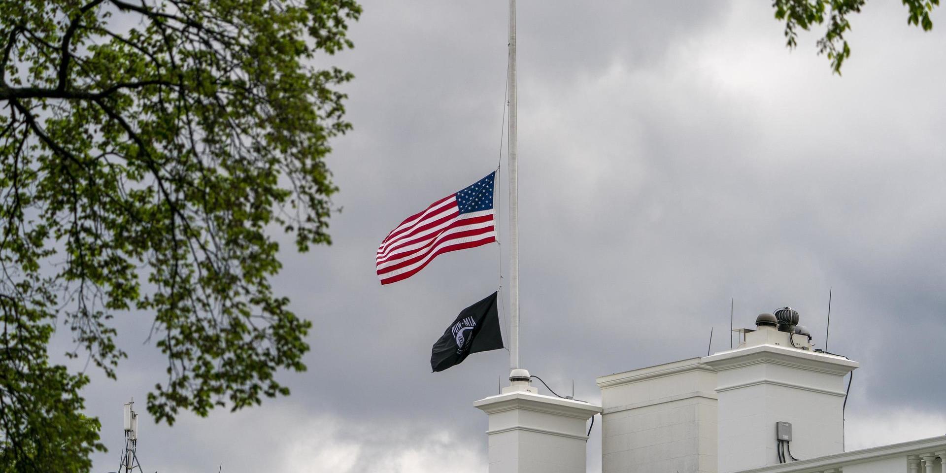 Efter masskjutningen i Indianapolis i USA då åtta människor miste livet flaggar USA på halv stång på order av president Joe Biden.