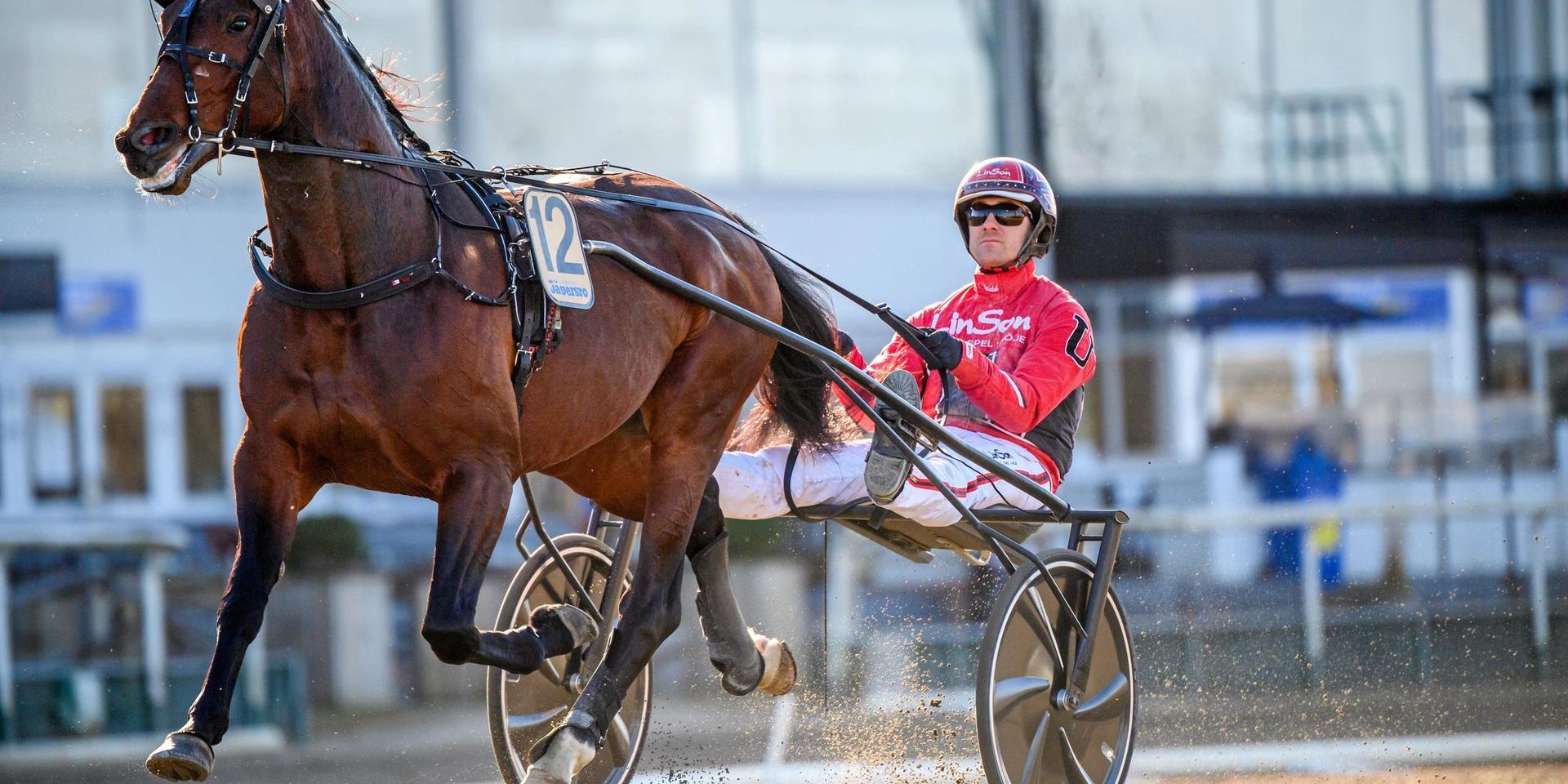 Johan Untersteiner (här på hästen Armour AS inför en V75-tävling i Malmö i april) stängs av i fem dagar och får böta 4000 kronor efter att märken hittats på hästen Opulent Tile.