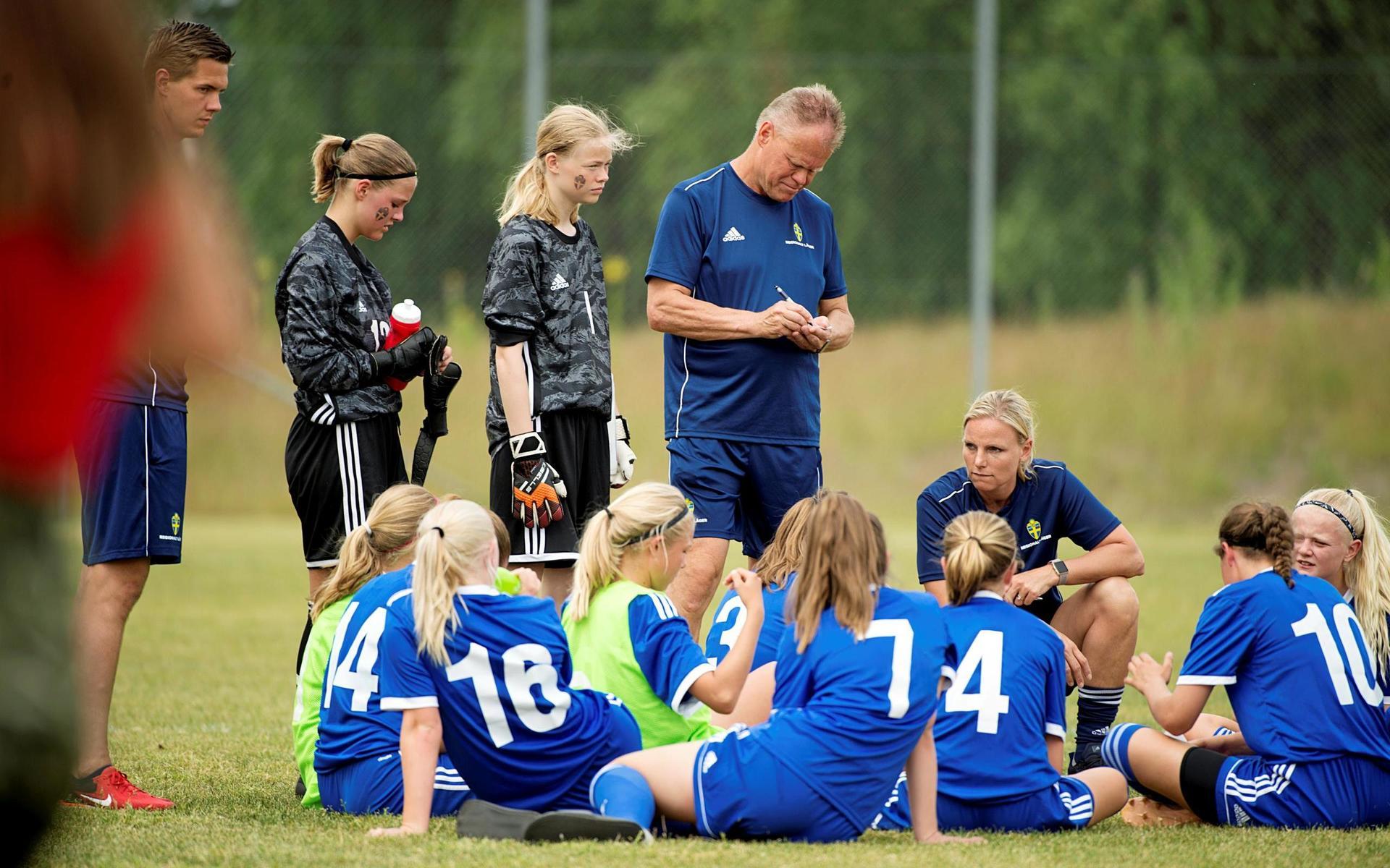 I mer än ett halvt sekel har utvecklingslägret i fotboll för 15-åriga tjejer och killar hållits i Halmstad. Nu har Svenska Fotbollförbundet valt att sprida ut lägret på fler orter som en del av ett pilotprojekt. Arkivbild.